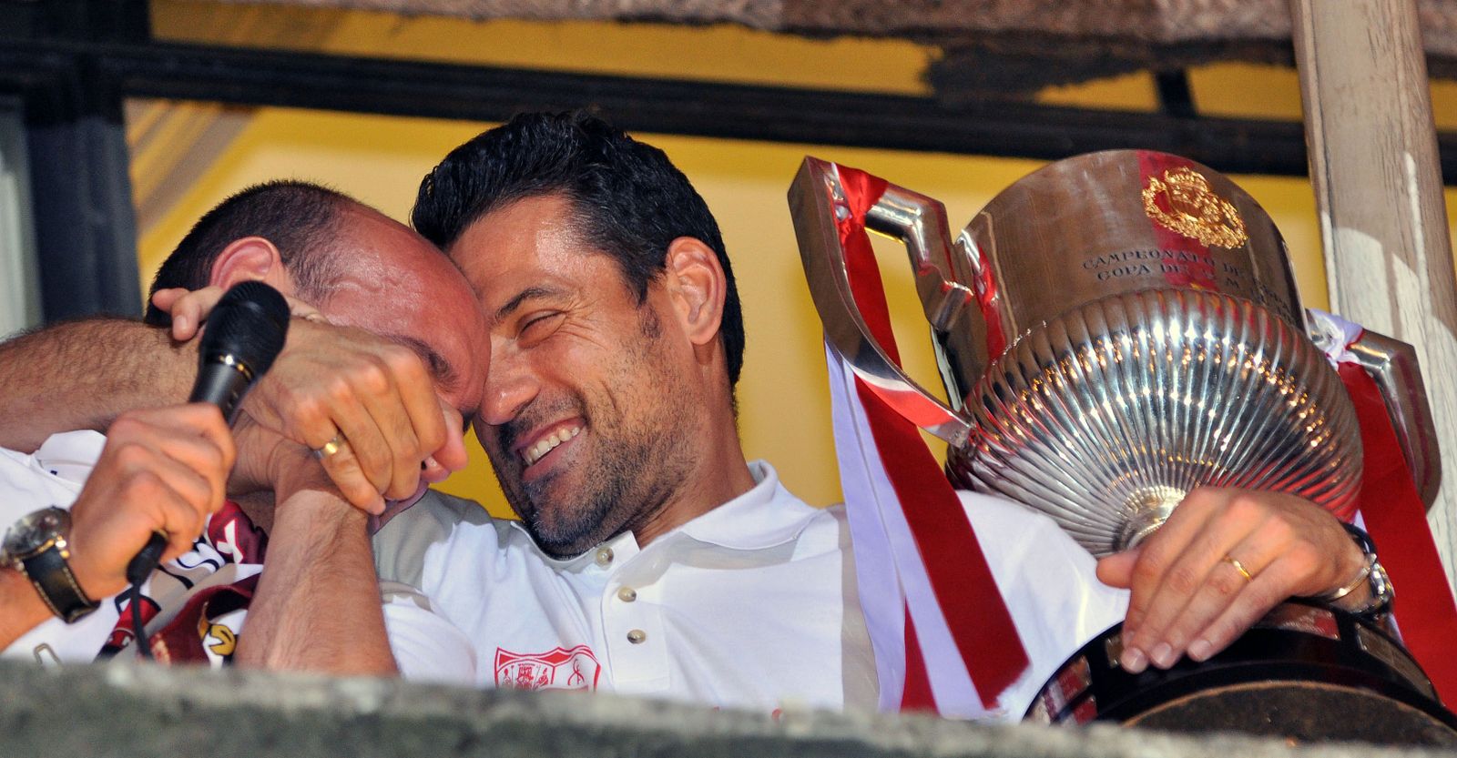 Monchi, abrazado por Palop en la celebración del título de Copa de 2010.