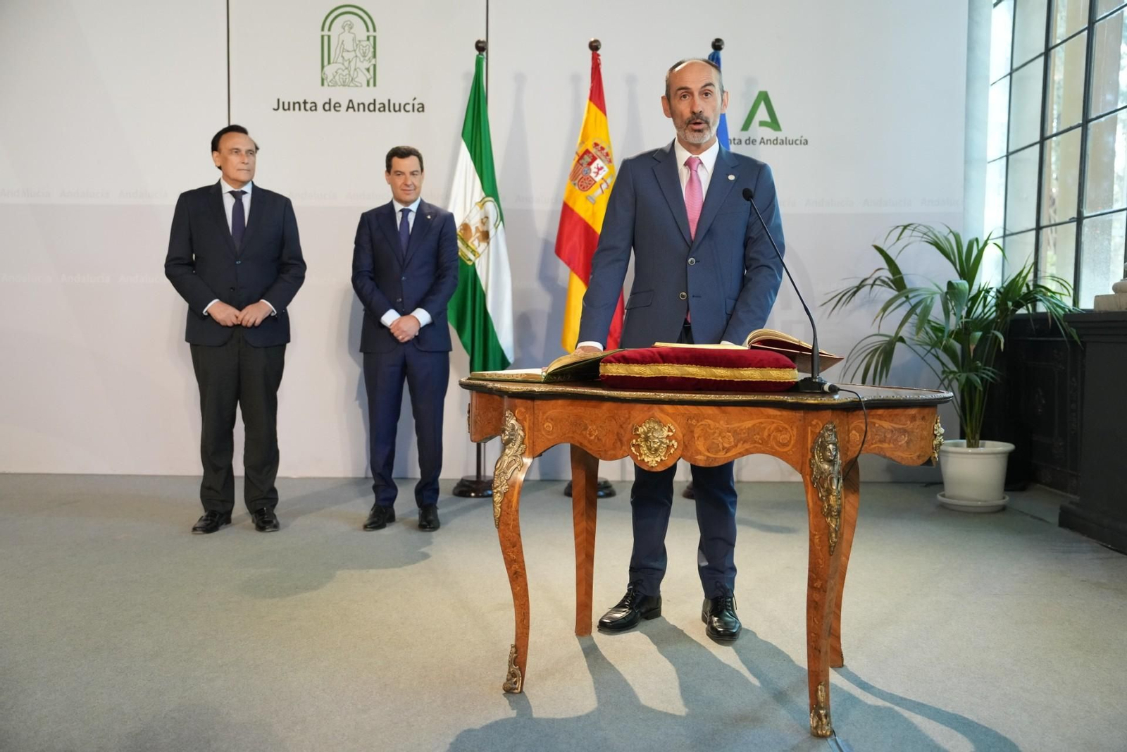 El rector de la Universidad de Huelva