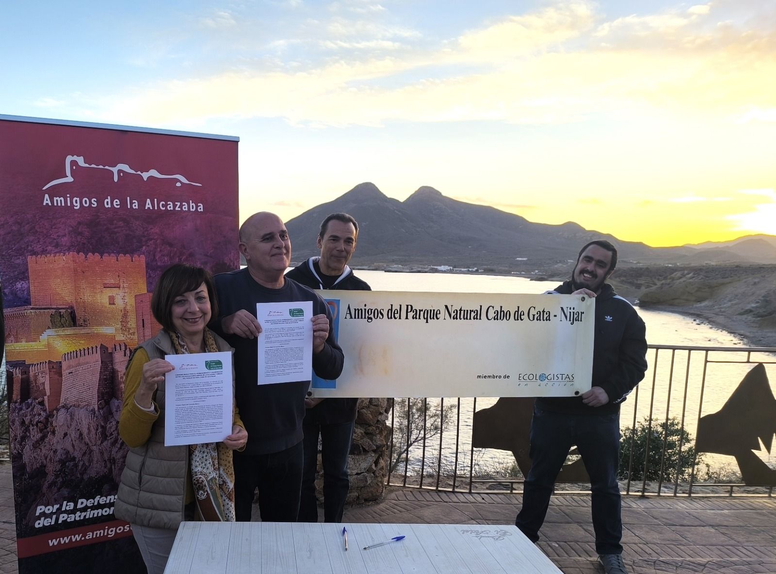 Representantes de ambas Asociaciones tras la firma del convenio de hermanamiento.