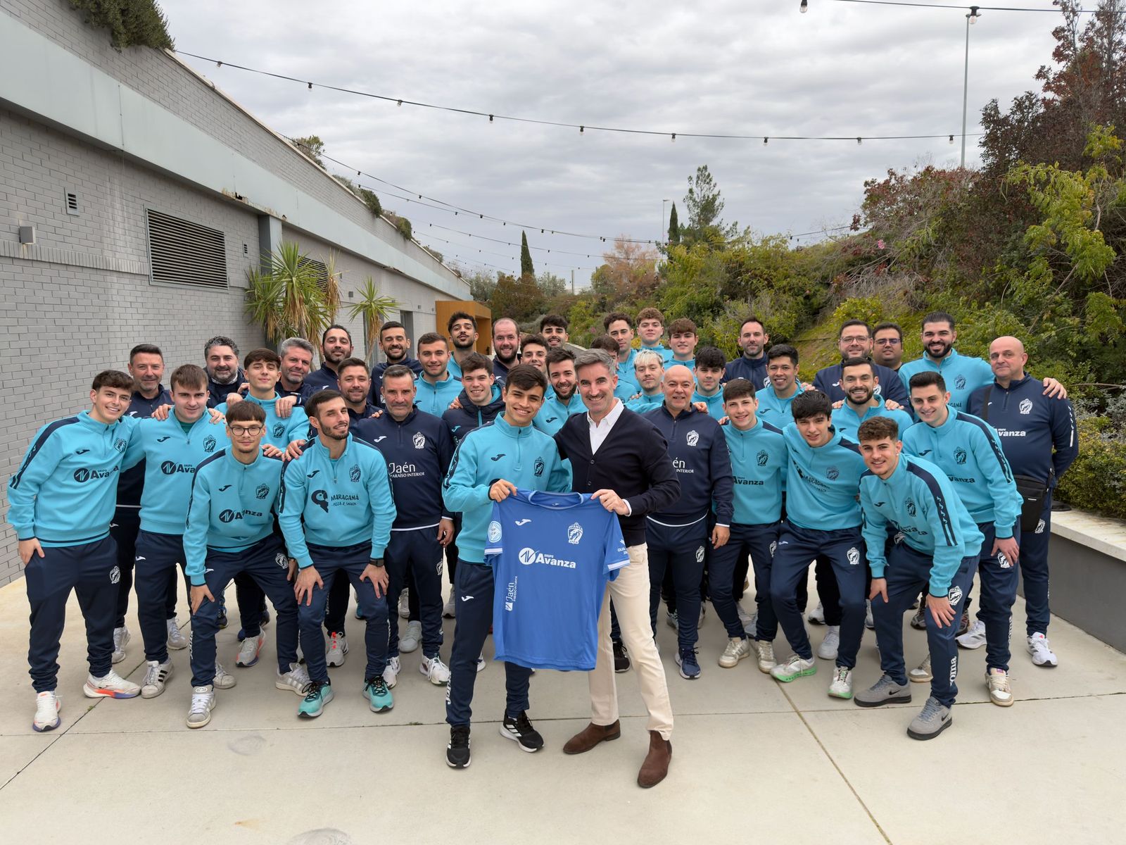 Enzo Báez, junto a Javier de la Casa y sus compañeros del primer equipo y del Avanza Atleti.