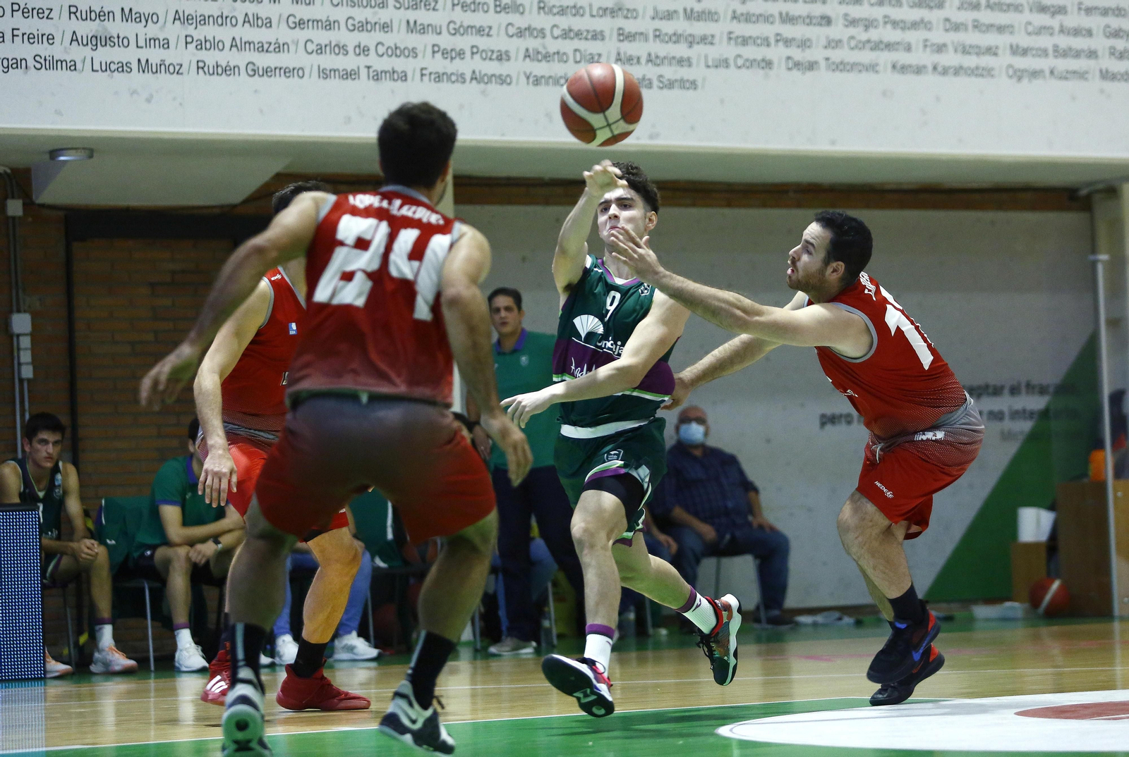 El Unicaja de Liga EBA vence el derbi ante el Colegio El Pinar