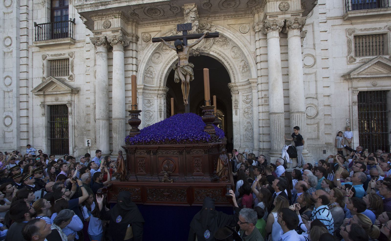 El Cristo de la Buena Muerte saliendo del Rectorado de la Universidad.