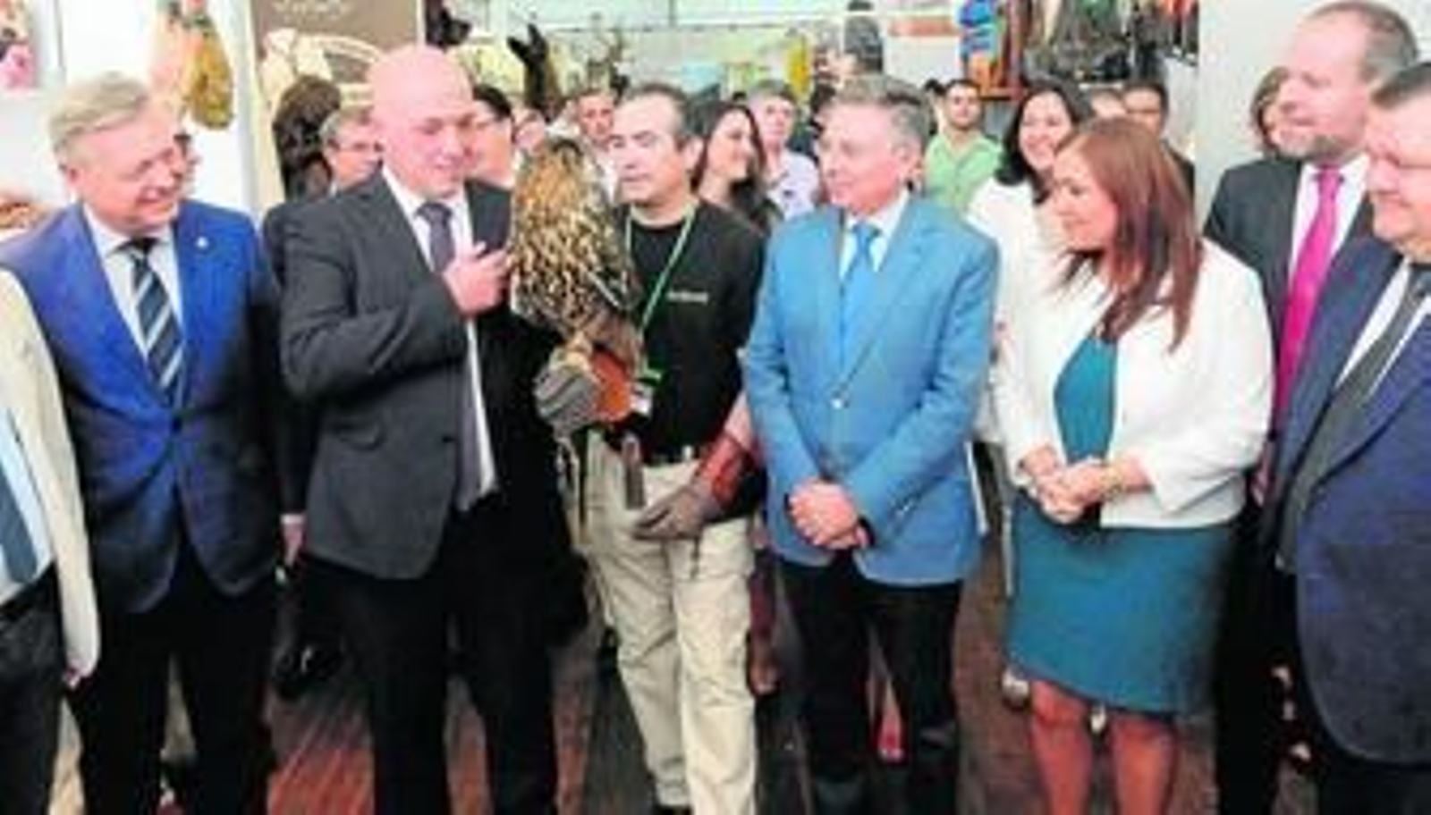 Ruiz sostiene un ejemplar de búho, rodeado de instituciones, durante la inauguración del certamen. Ruiz sostiene un ejemplar de búho, rodeado de instituciones, durante la inauguración del certamen.