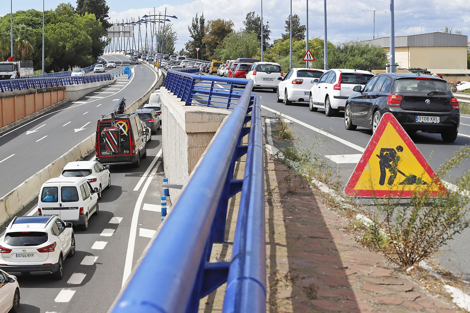 Retenciones y atascos ocasionados por el inicio de las obras del puente del Odiel