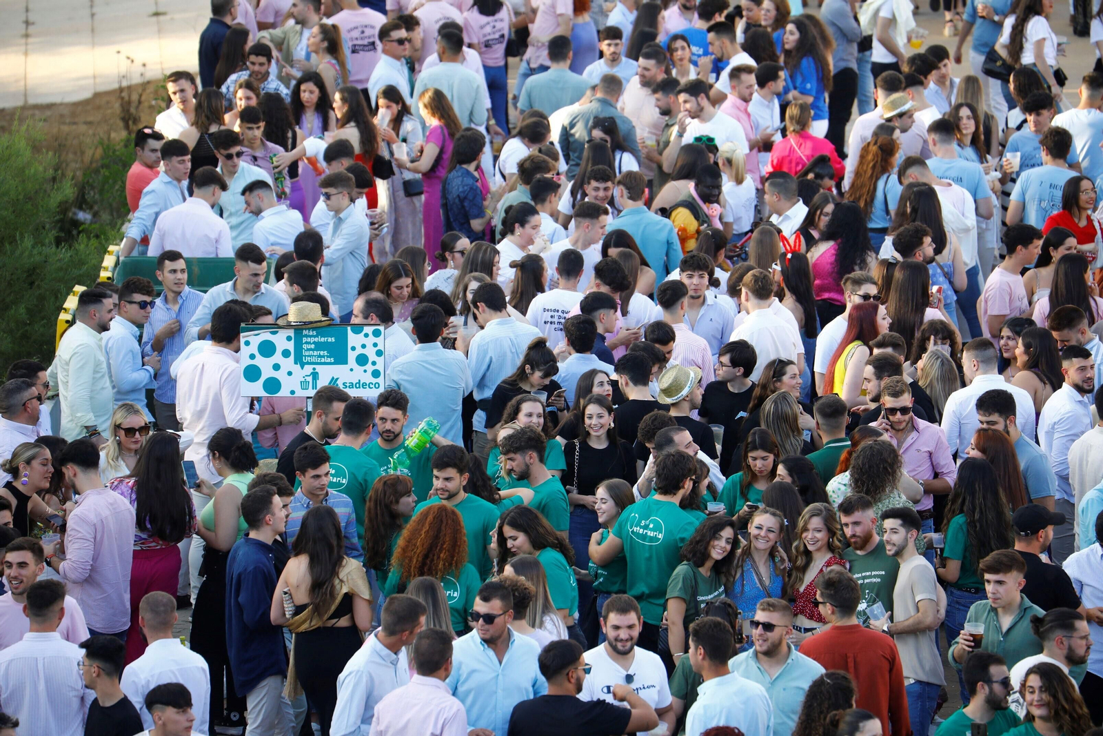 El clásico botellón del Miércoles de la Feria de Córdoba, en imágenes