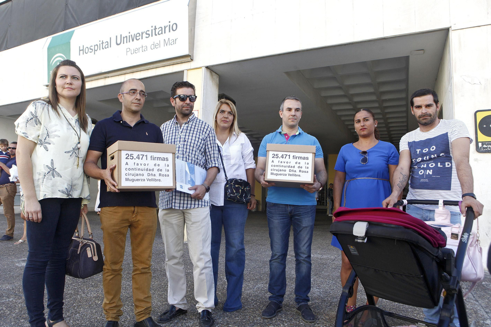 Padres de los pacientes de la cirujana el día que entregaron en el hospital las firmas recogidas pidiendo su continuidad.
