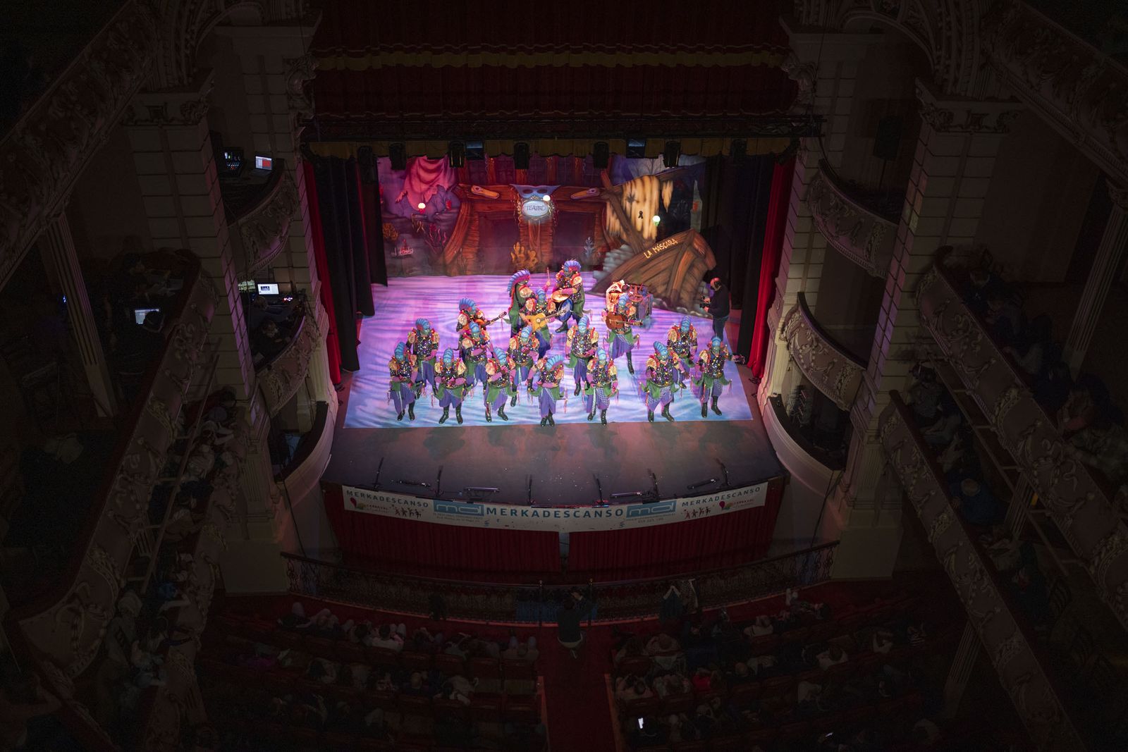 Imágenes de la actuación de la comparsa de Huelva 'El mar de febrero' en el Carnaval Colombino