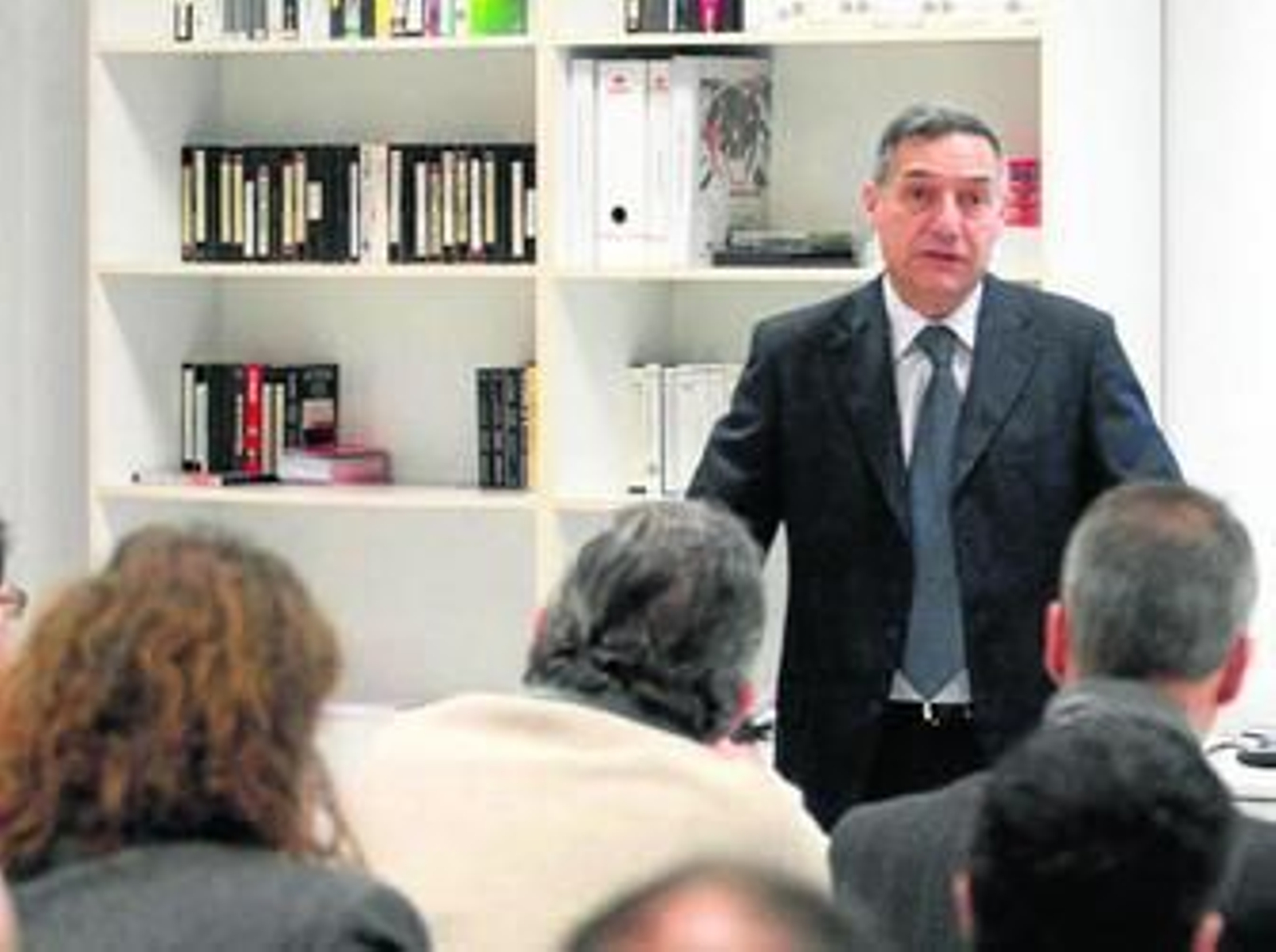 El director de la refinería Gibraltar-San Roque, Ramón Segura, analiza la situación de la compañía al inicio del seminario, ayer.