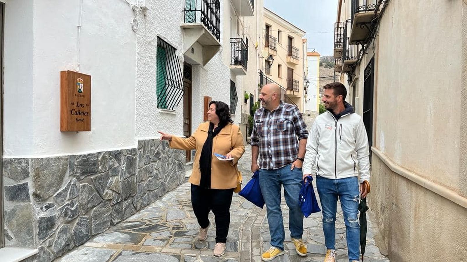 Puerta a puerta, el candidato y los jóvenes que le acompañan en estos comicios han presentado su proyecto de futuro para el municipio junto a la diputada provincial Mati Díaz Díaz.