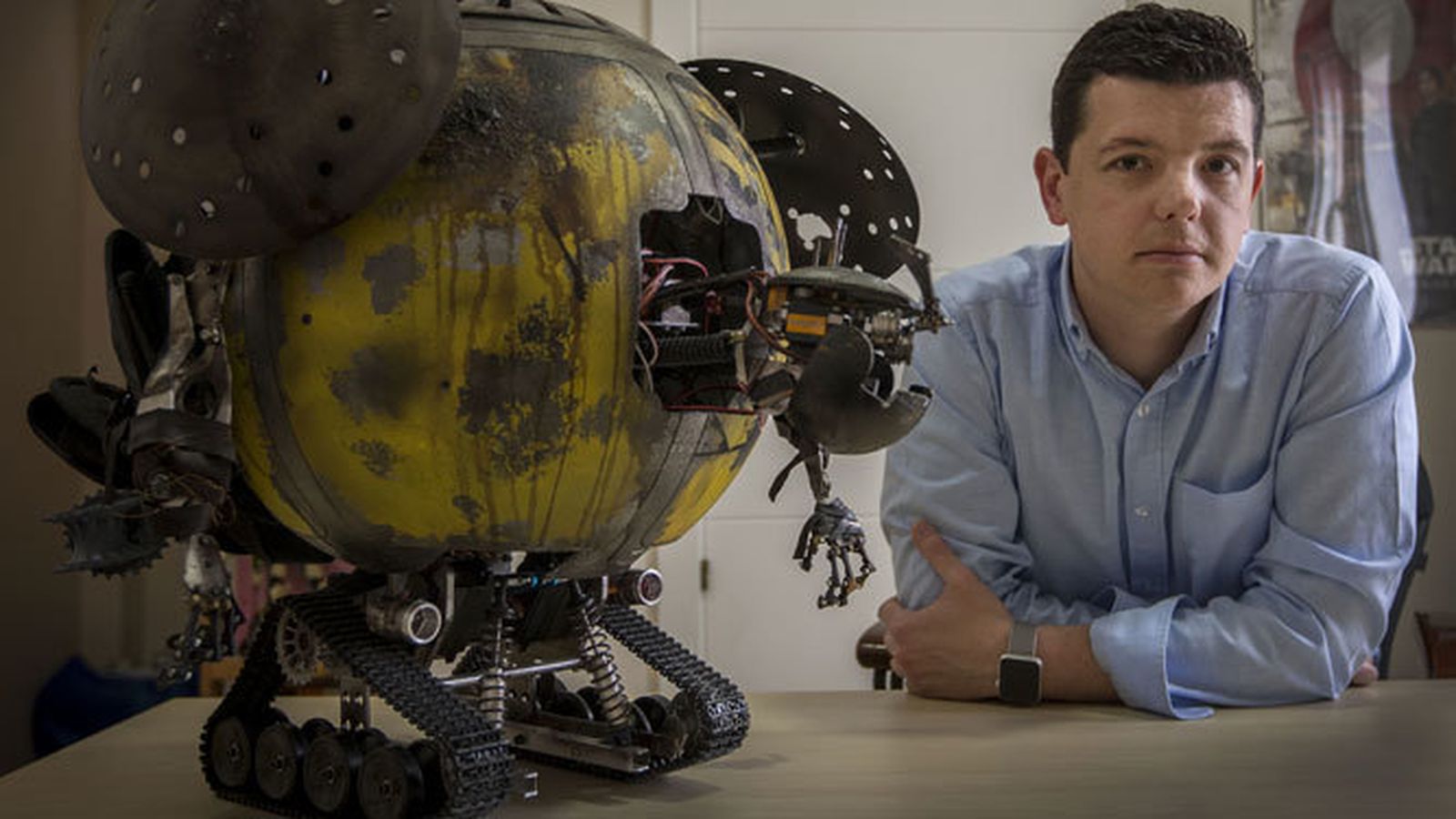 Javier Coronilla, en su oficina de San Fernando con una de las 'criaturas' en las que está trabajando.