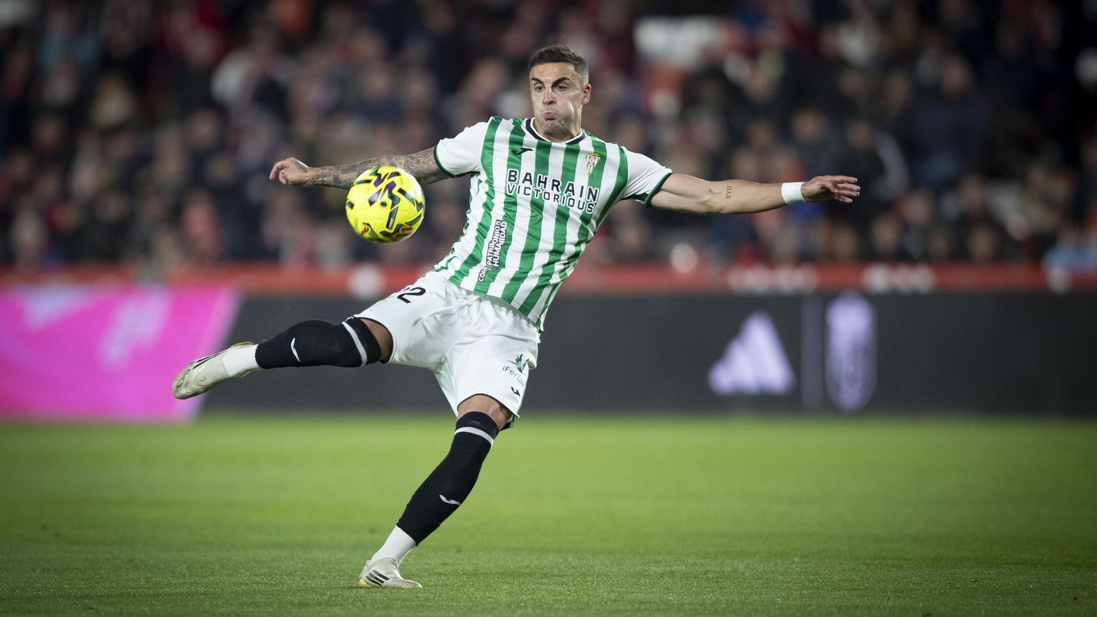 Carlos Isaac remata el balón en la visita del Córdoba CF al Granada.