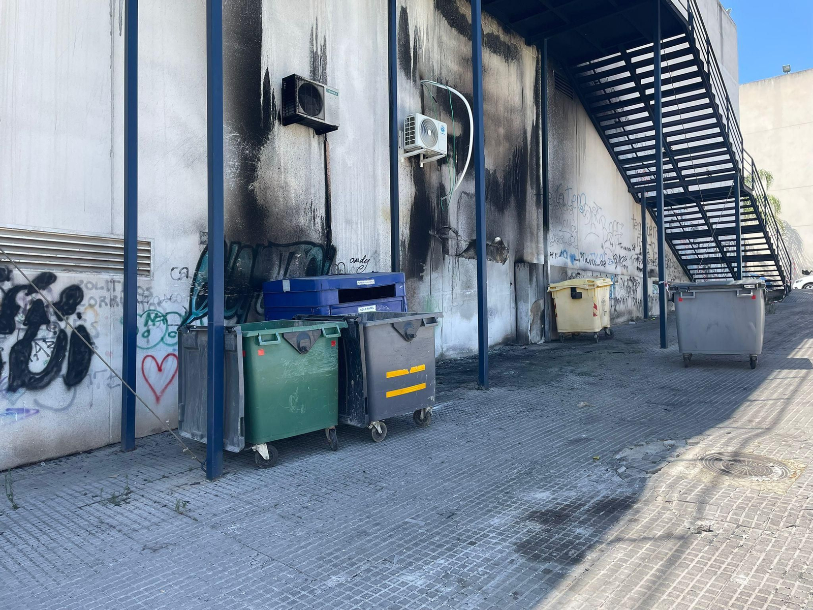 Contenedores quemados en Lucena.