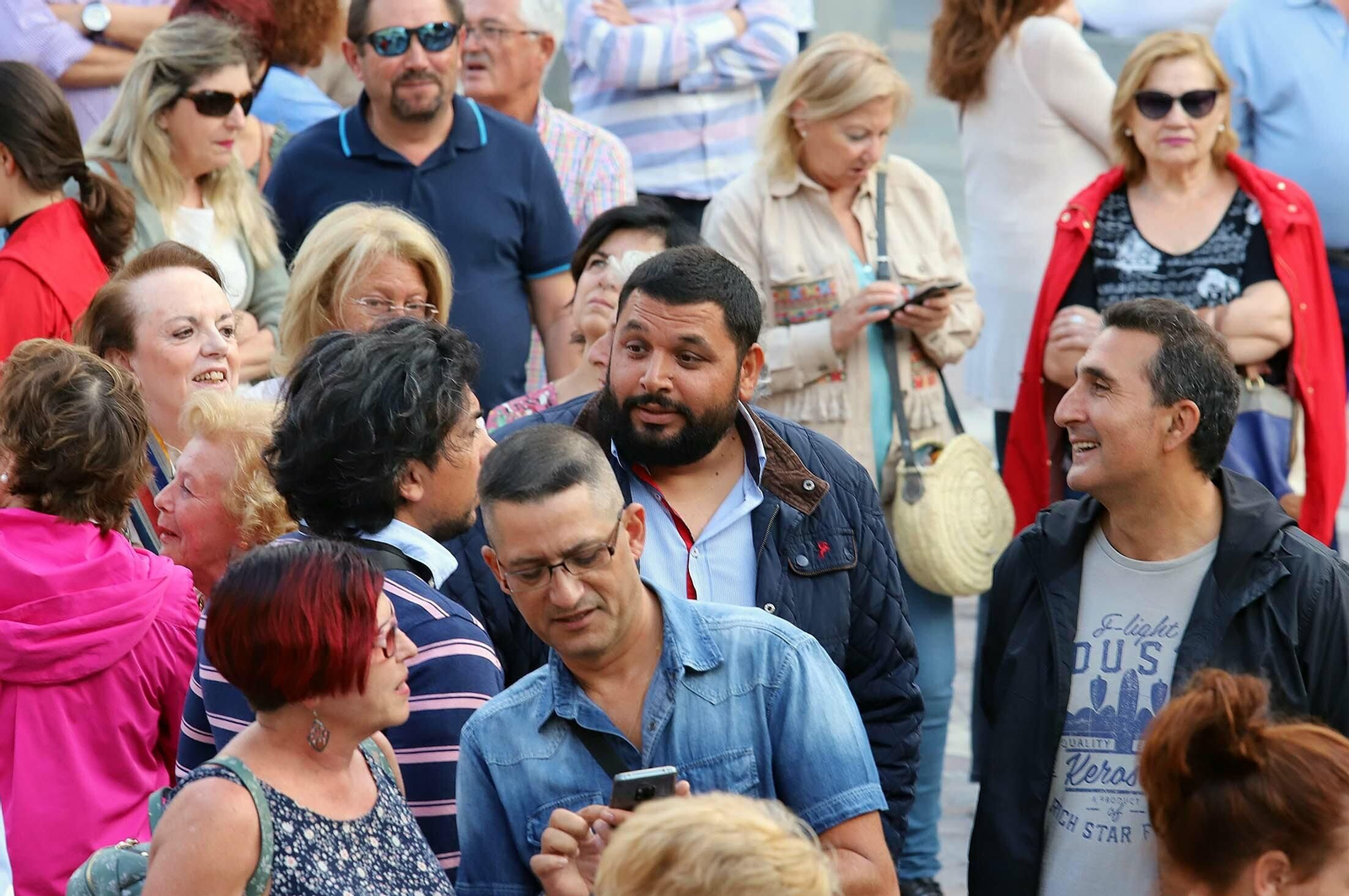 Imágenes de la concentración en defensa de la llegada del AVE a Huelva