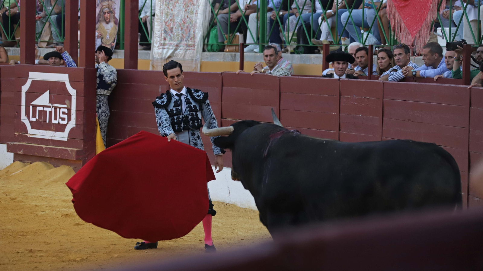 Fotos de la corrida del viernes de la Feria de La Línea: Curro Díaz, Manuel Escribano y David Galván