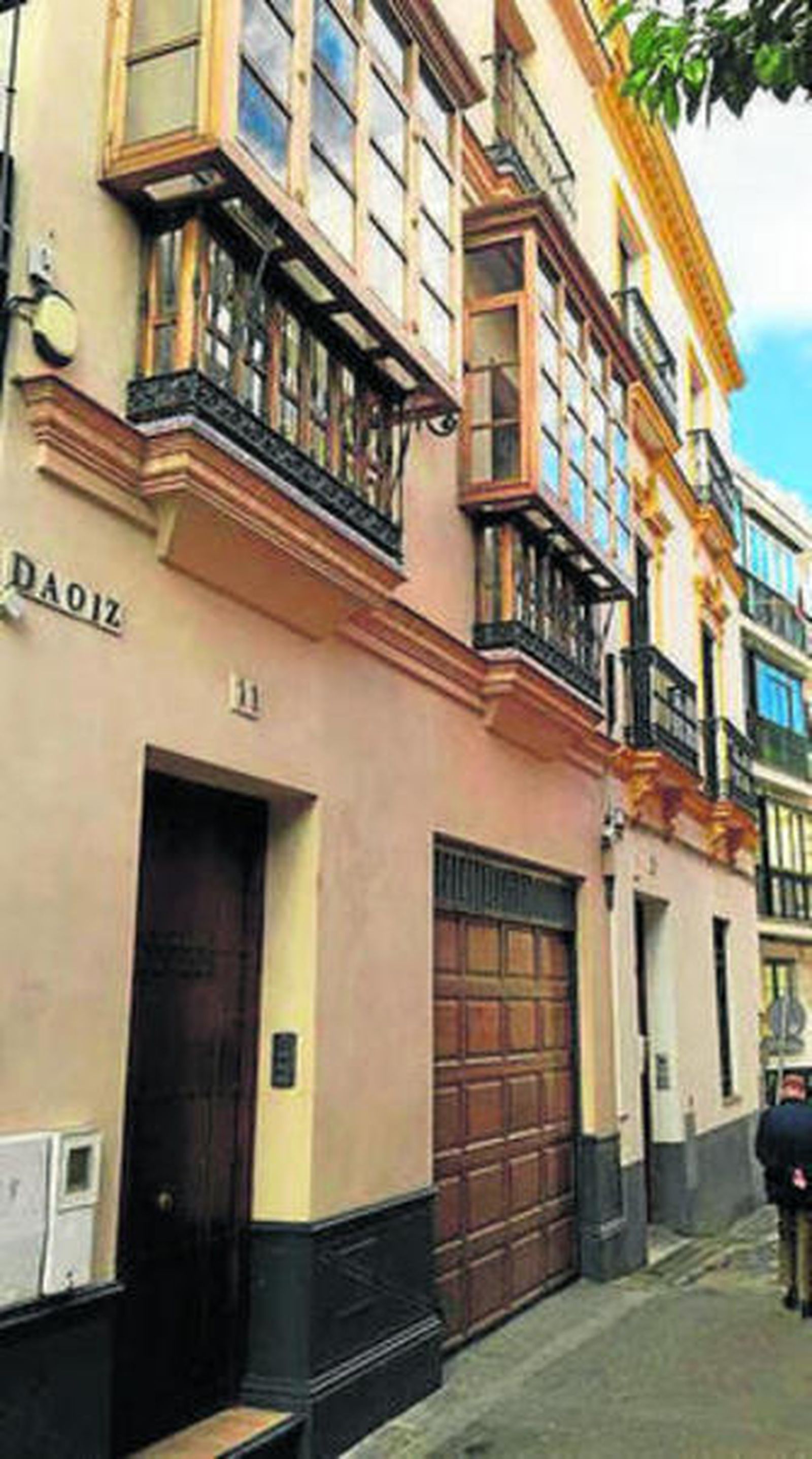 La estrechez de la calle Daoíz.