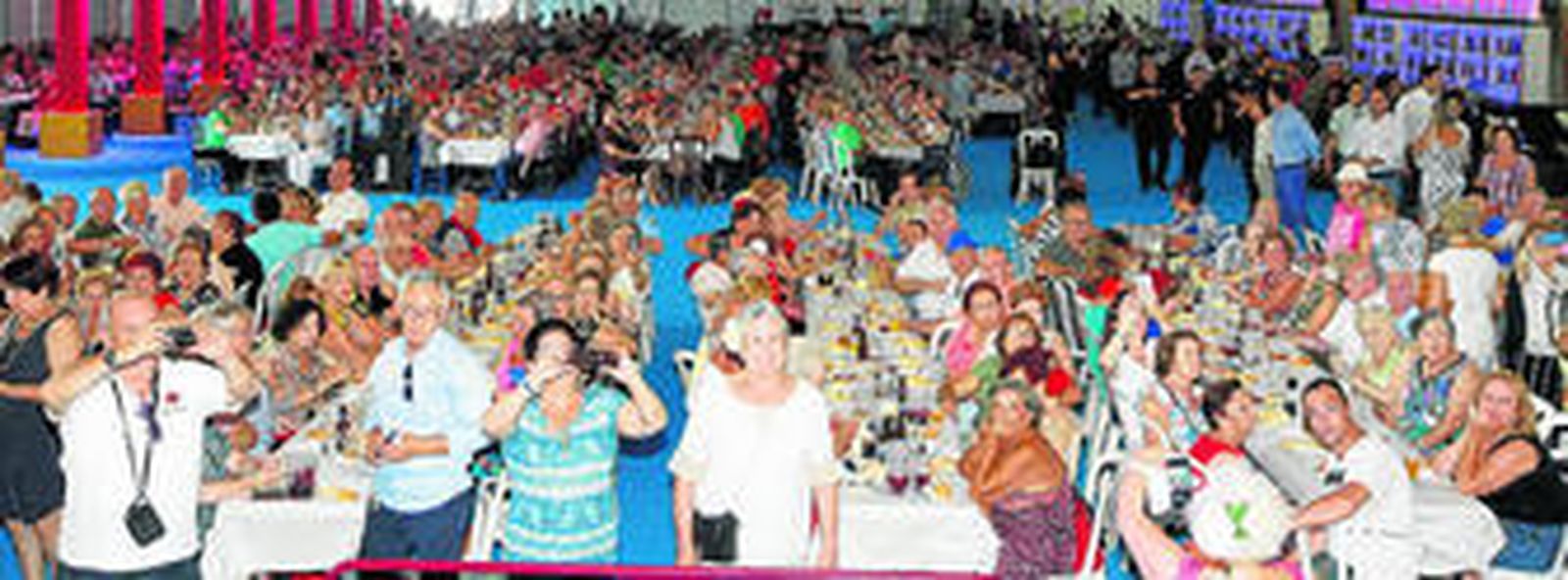 Los usuarios de los Centros de Mayores Municipales no quisieron dejar de inmortalizar el momento con sus cámaras y smartphones.