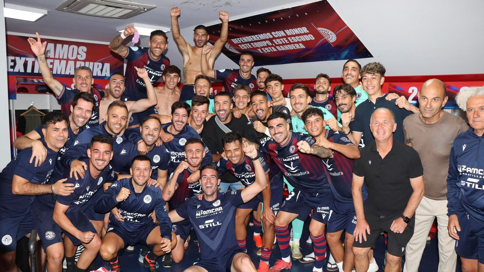 Los jugadores del Extremadura celebran uno de sus triunfos esta temporada en el Franisco de la Hera.