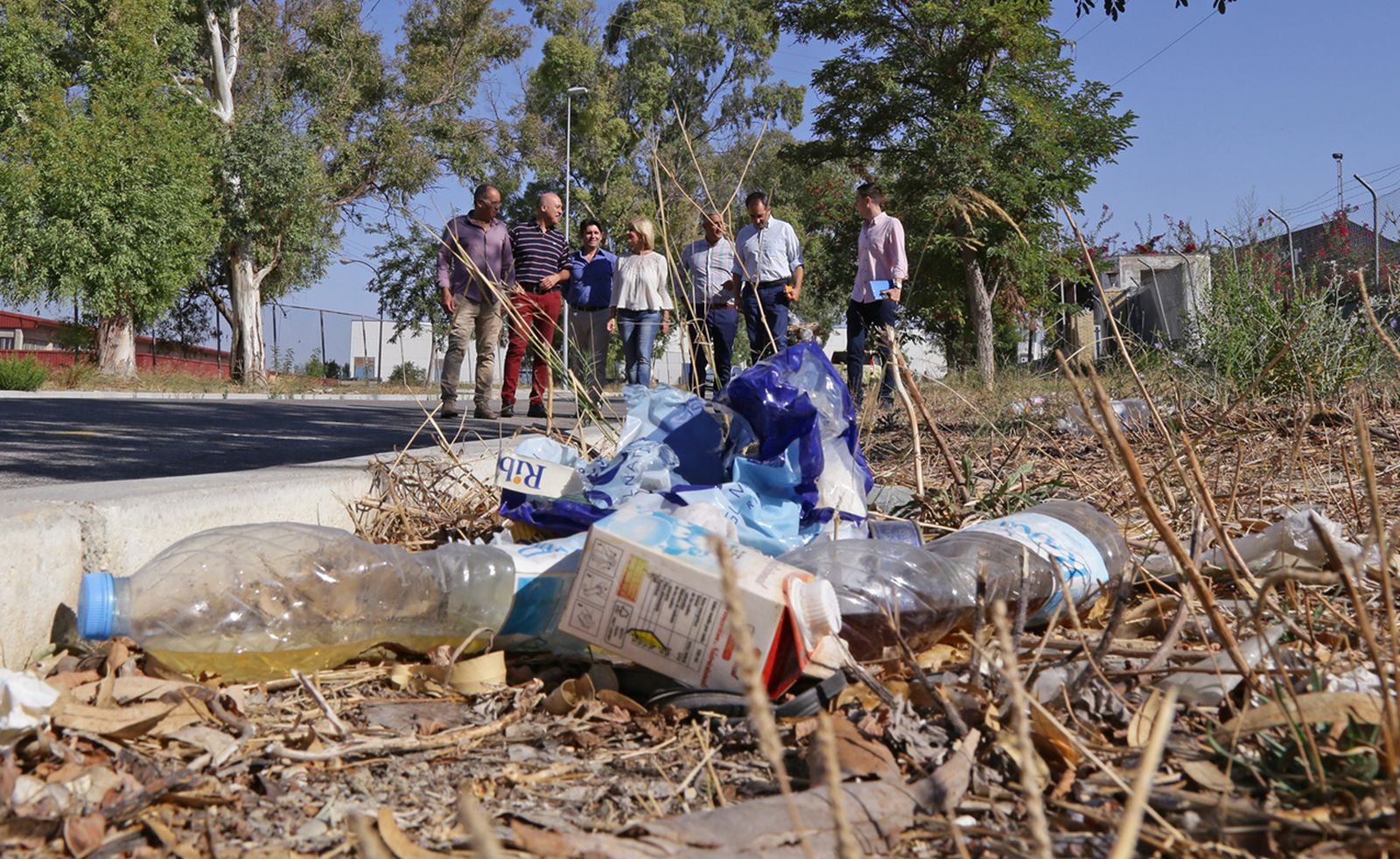 Una imagen de la visita que representantes del Partido Popular realizó ayer a El Portal.