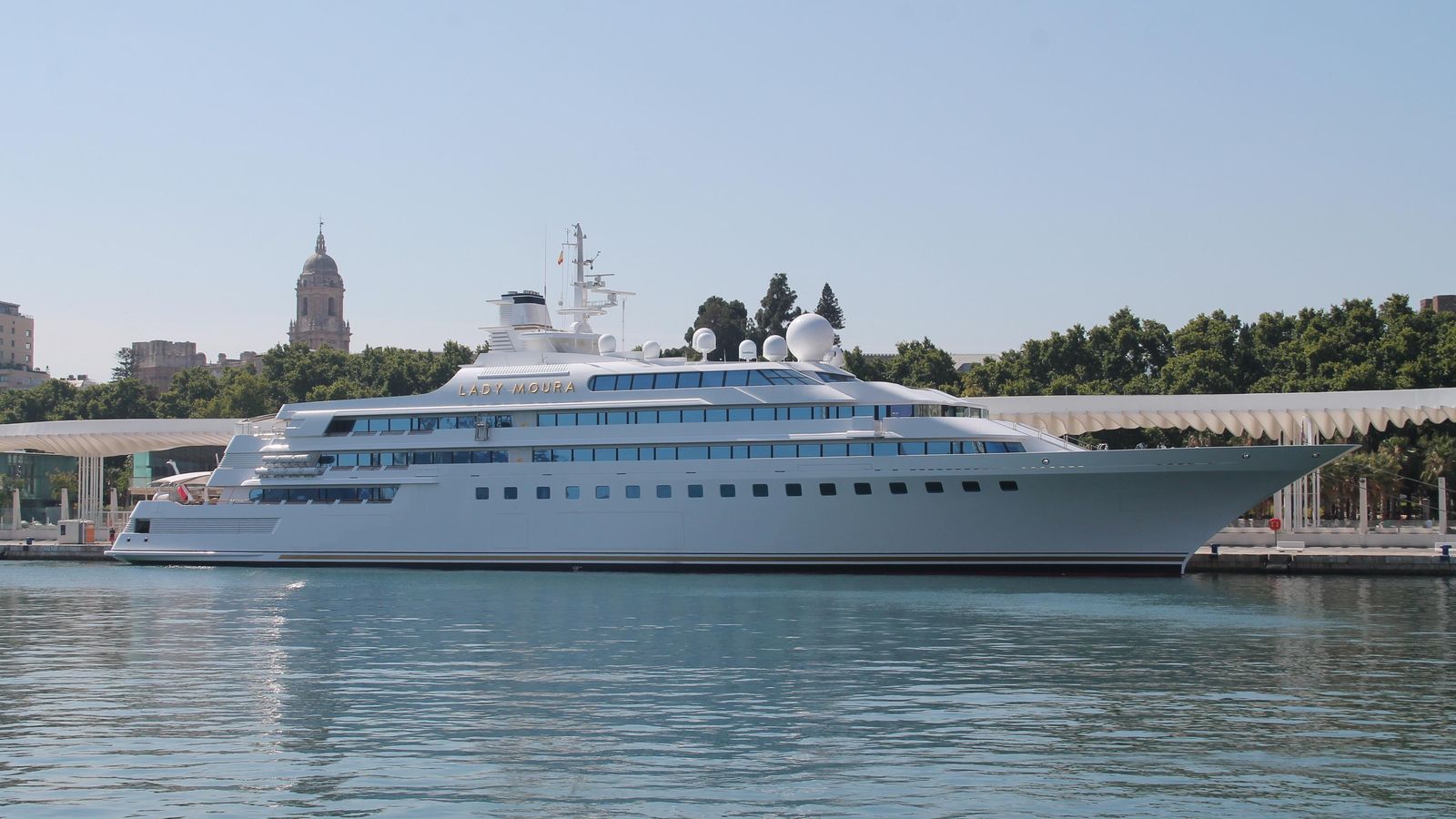 El 'Lady Moura' en el muelle 2 del puerto.