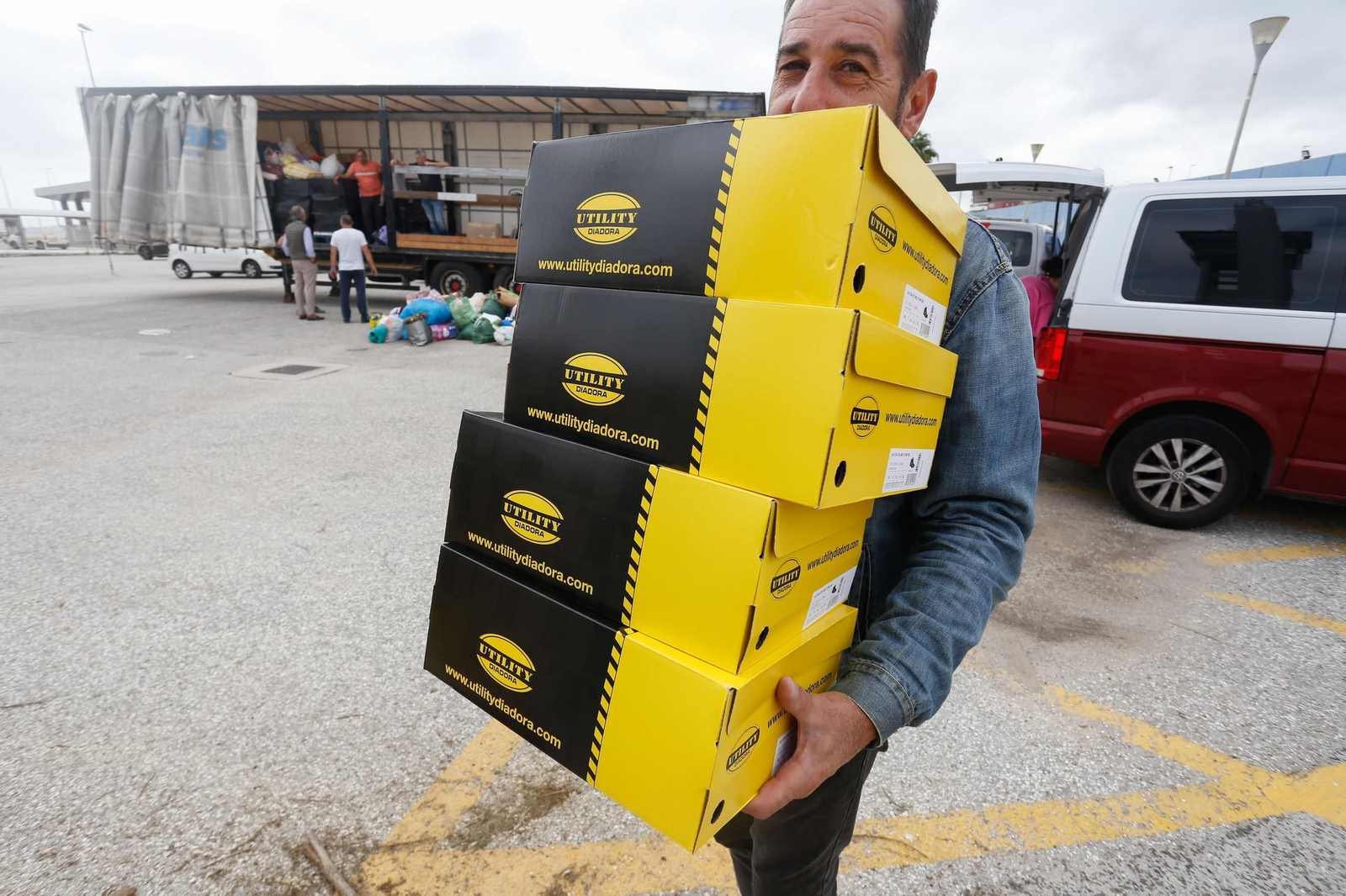 Fotos de la recogida de alimentos y enseres para ayudar a los afectados por la DANA en Valencia