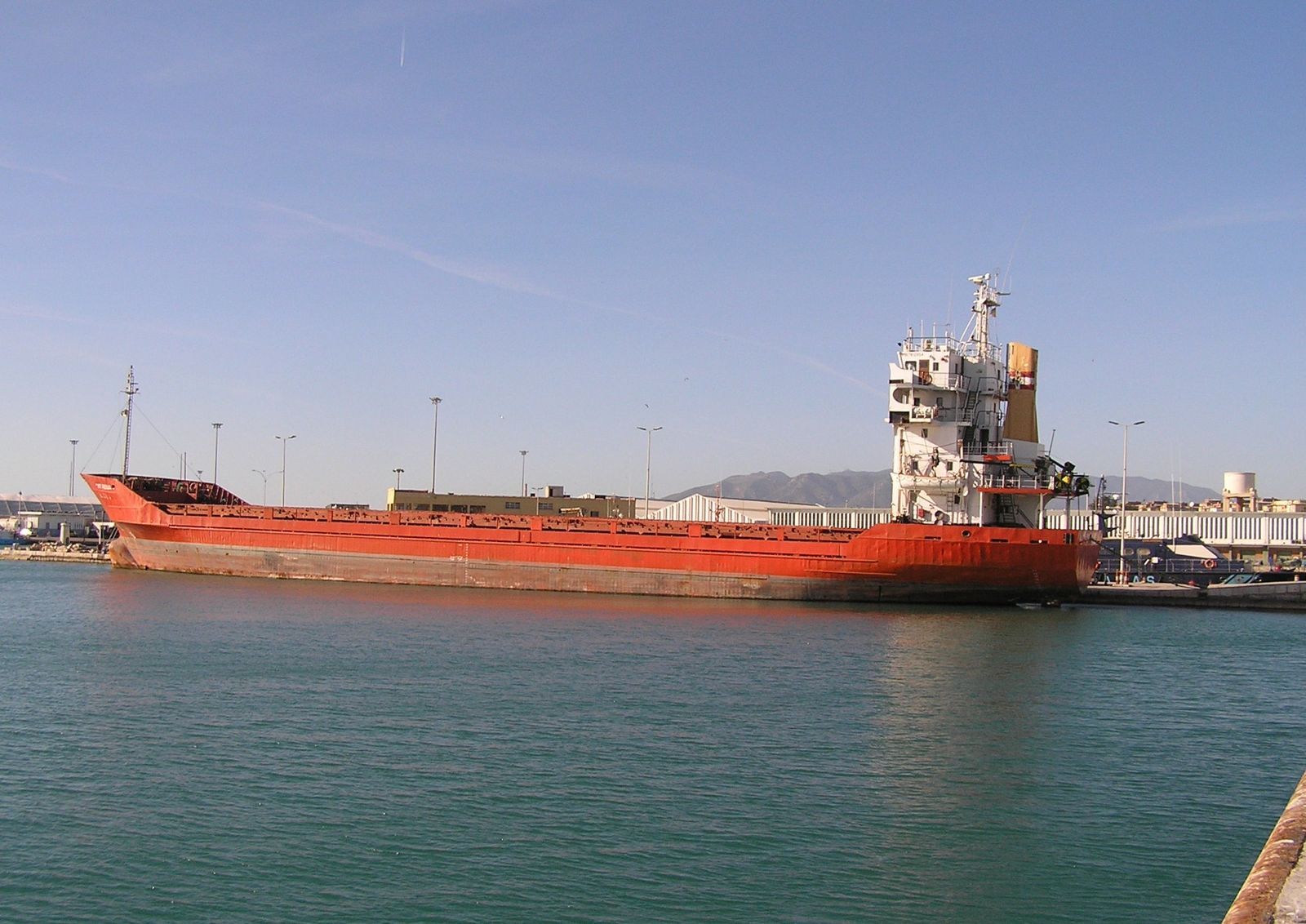 El 'Just Reema' ayer en el espigón pesquero Norte.