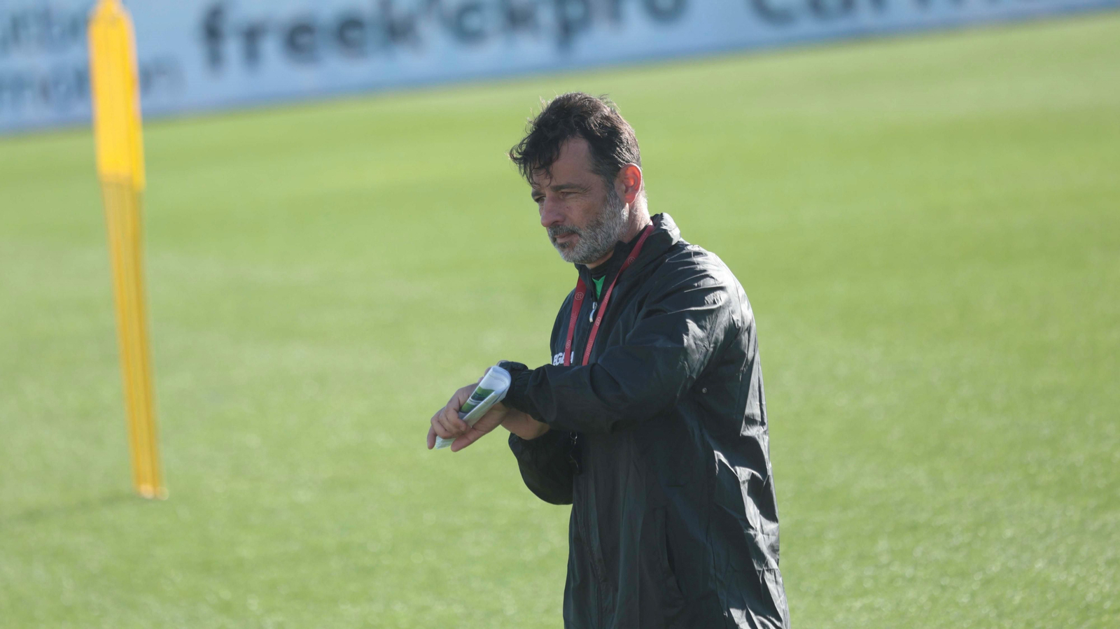 Mere consulta su cronómetro durante el entrenamiento del viernes