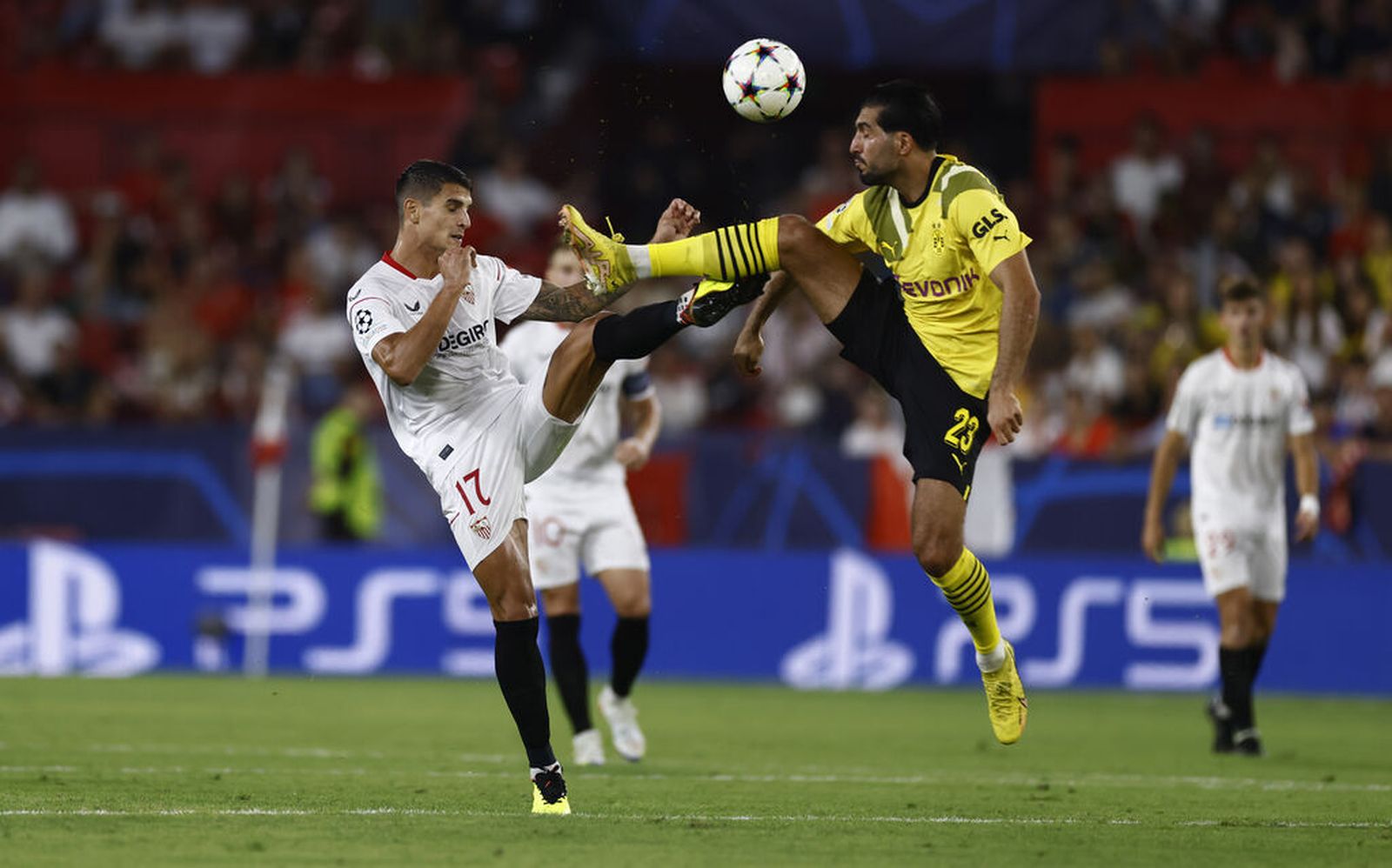 Emre Can parece llegar antes que Lamela al balón de la Champions en el Sevilla-Borussia.