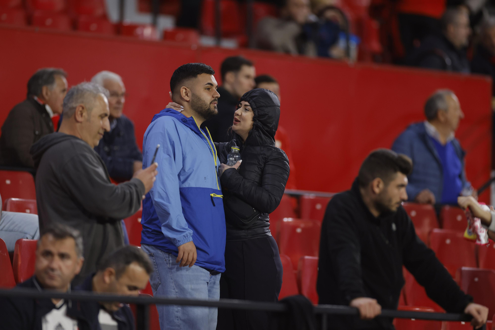 Búscate en las fotos del Sevilla-Fenerbahçe,