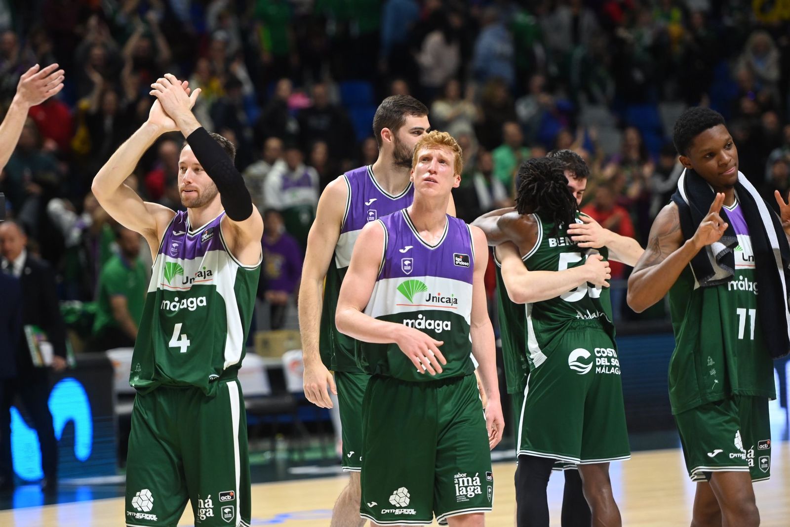 Los jugadores aplauden al final del partido.