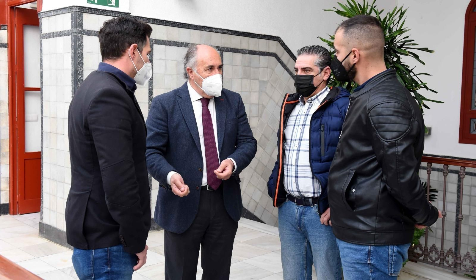 Landaluce atiende a los representantes del comité de empresa de La Marchenilla.