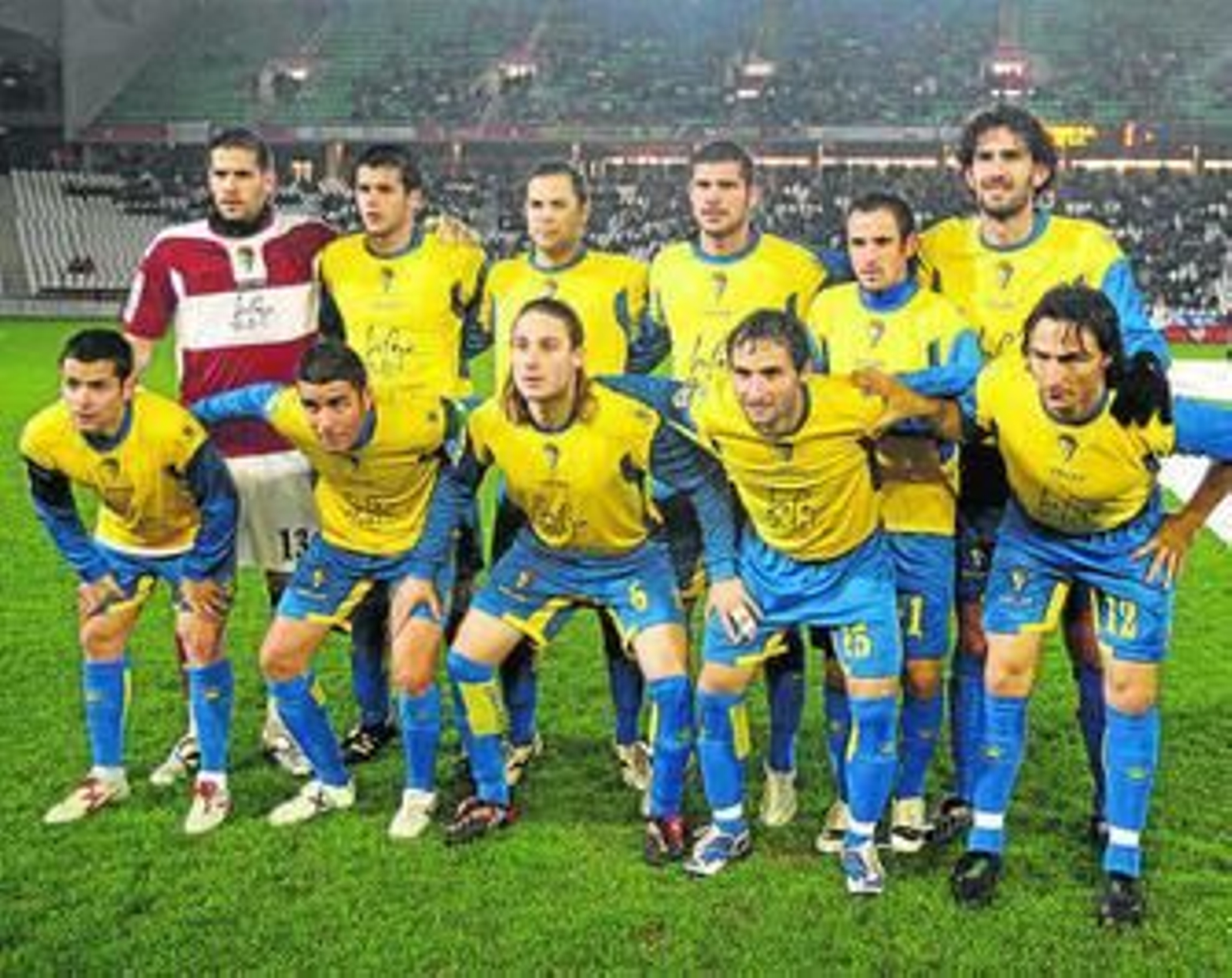 Los once jugadores del Cádiz que iniciaron el partido en Córdoba posan para la foto tradicional.