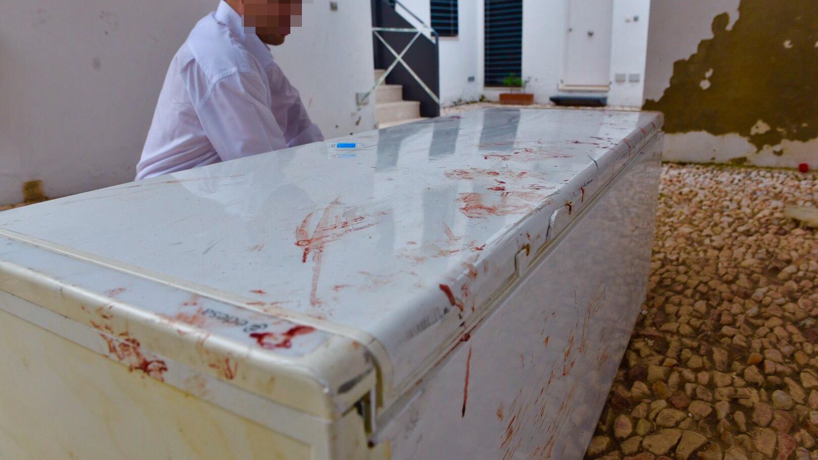 Restos de sangre en una nevera del establecimiento donde tuvo lugar el crimen.