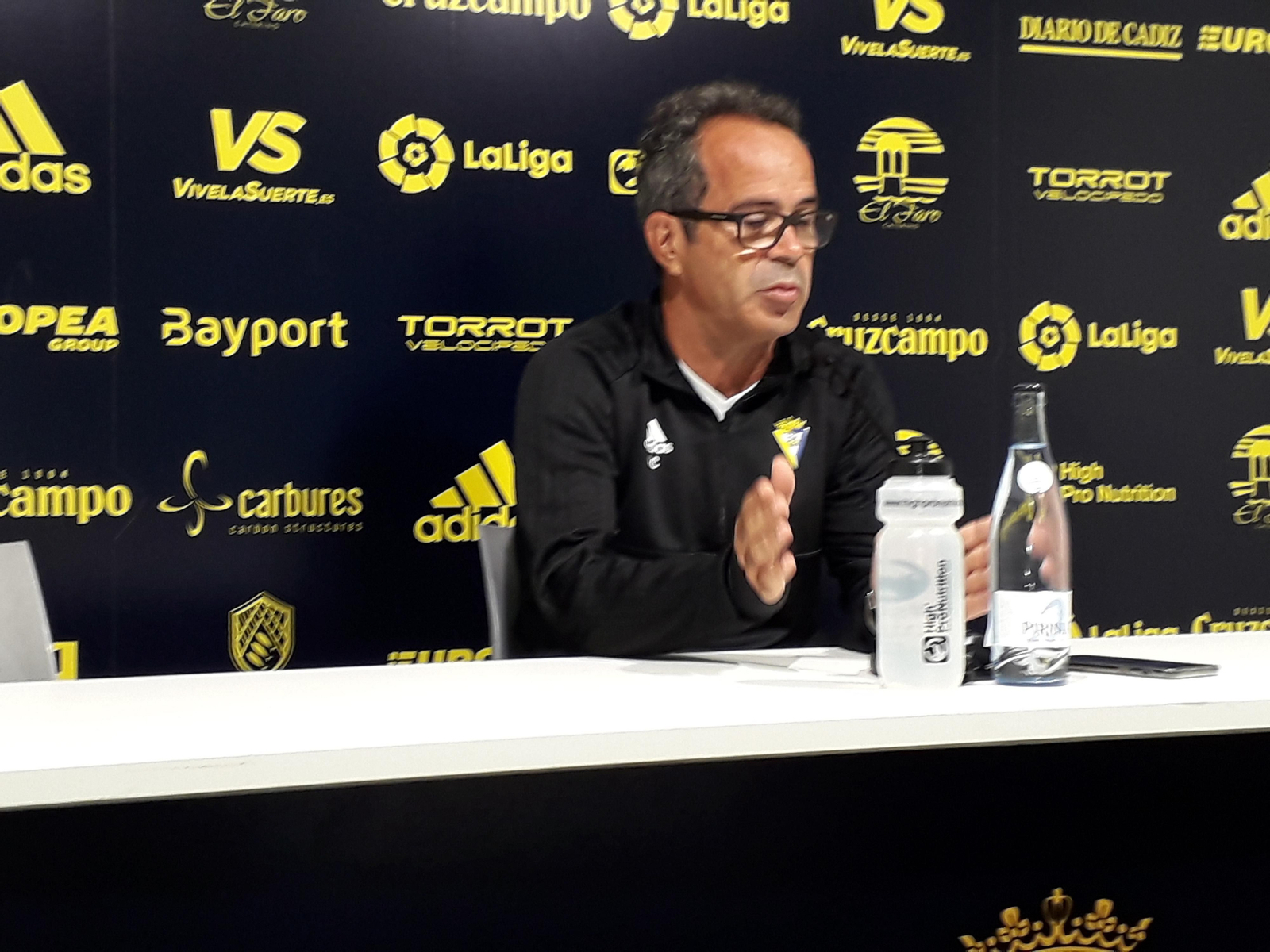 Álvaro Cervera se explica durante la última comparecencia en El Rosal.