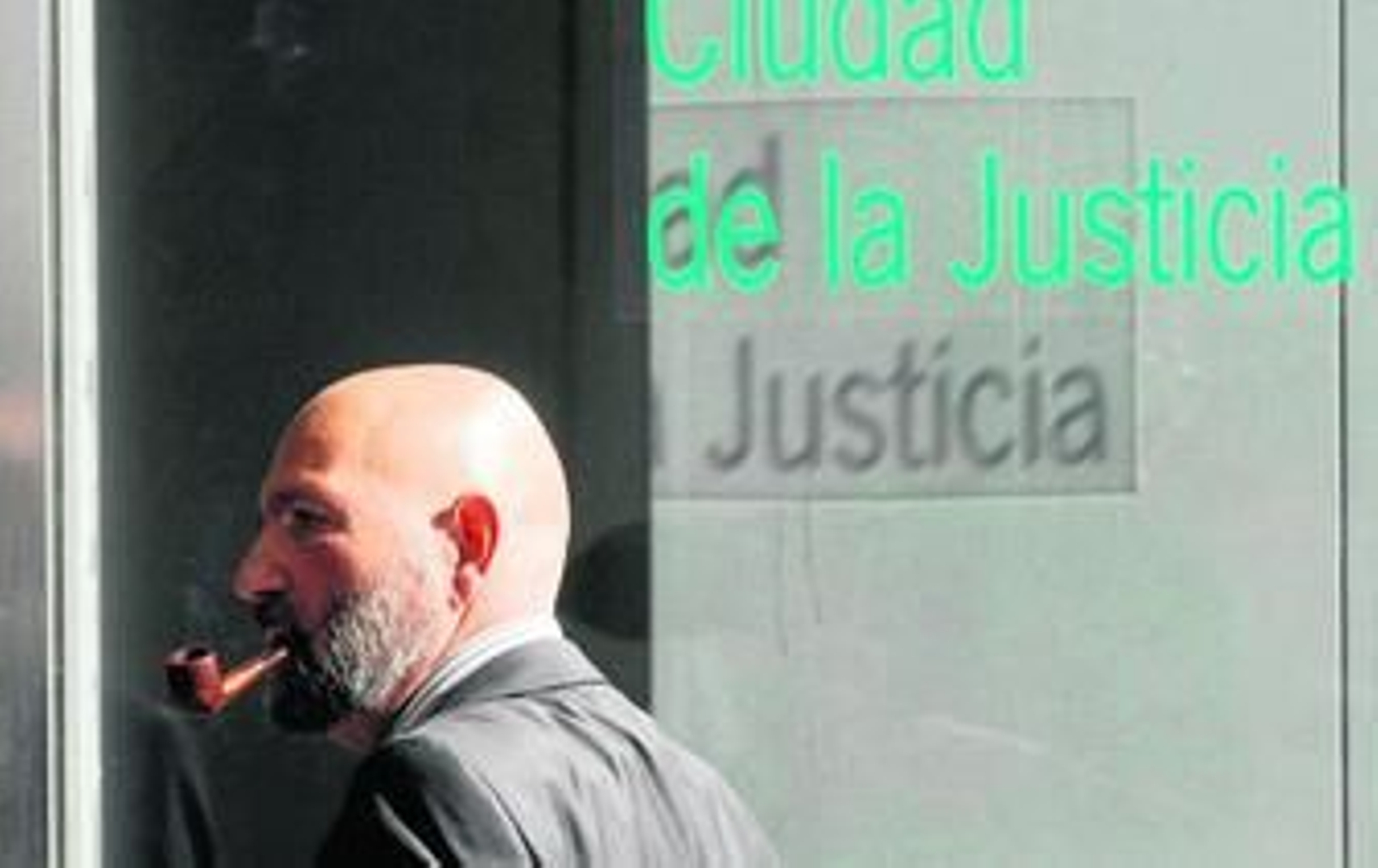 El jefe de los servicios jurídicos del área de Urbanismo, Jorge González, ayer, en la puerta de la Ciudad de la Justicia.