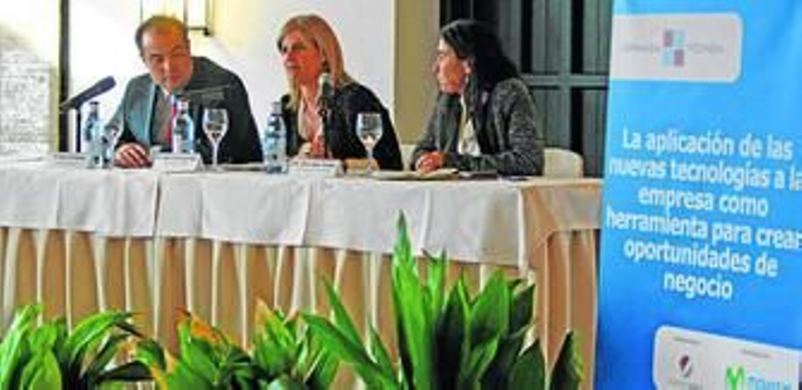 La alcaldesa, María José García-Pelayo, y la directora de Territorio Sur de Telefónica España, María Jesús Almazor, ayer en la inauguración junto al director de Diario de Jerez, David Fernández.