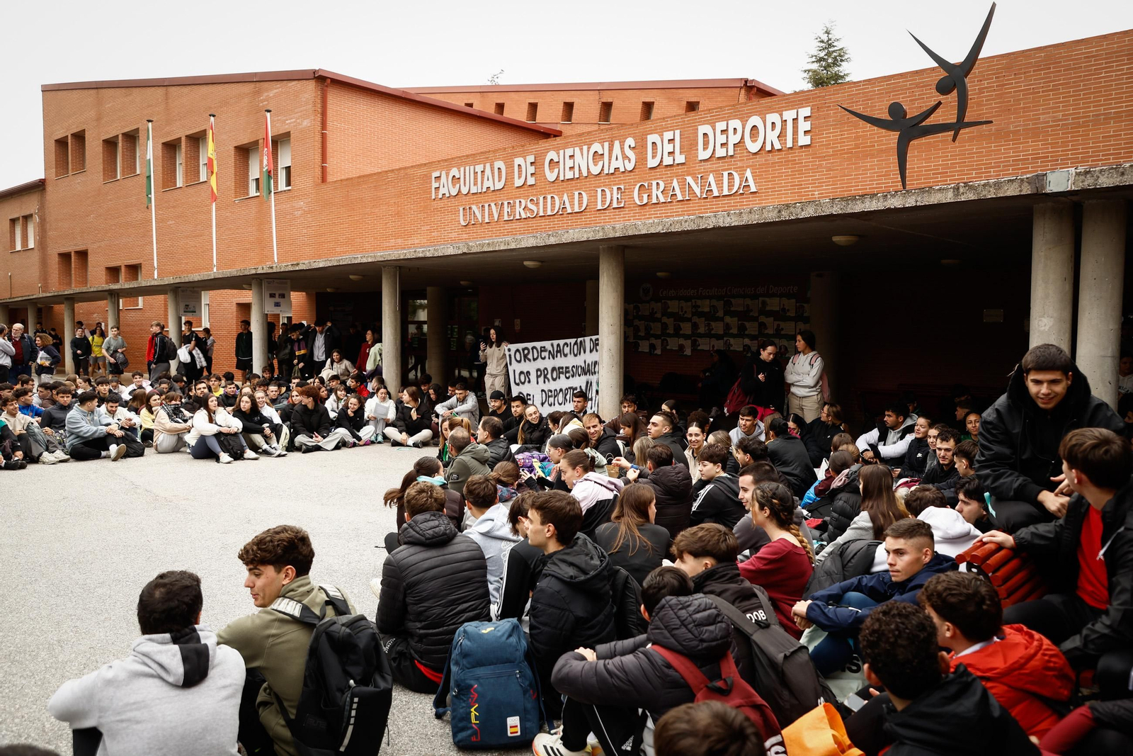 Sentada en la Facultad de la Universidad de Granada.
