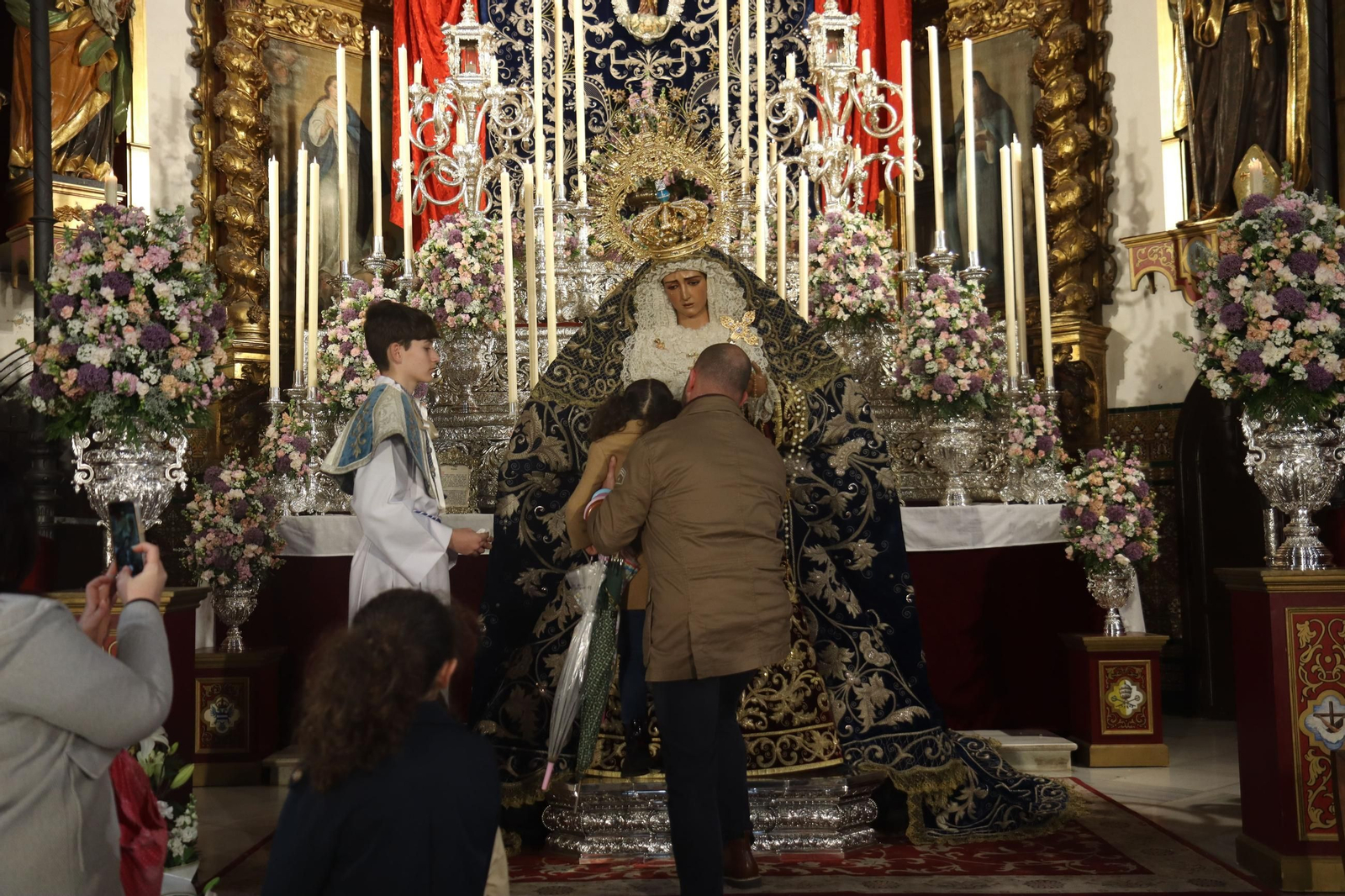 Besamanos de María Santísima de la Hiniesta Dolorosa