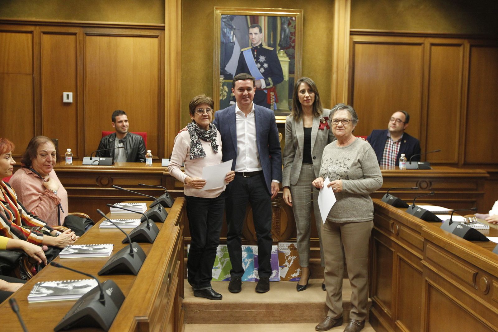 Fotogalería entrega acreditaciones Talleres Carmen de Burgos. Diputación de Almería