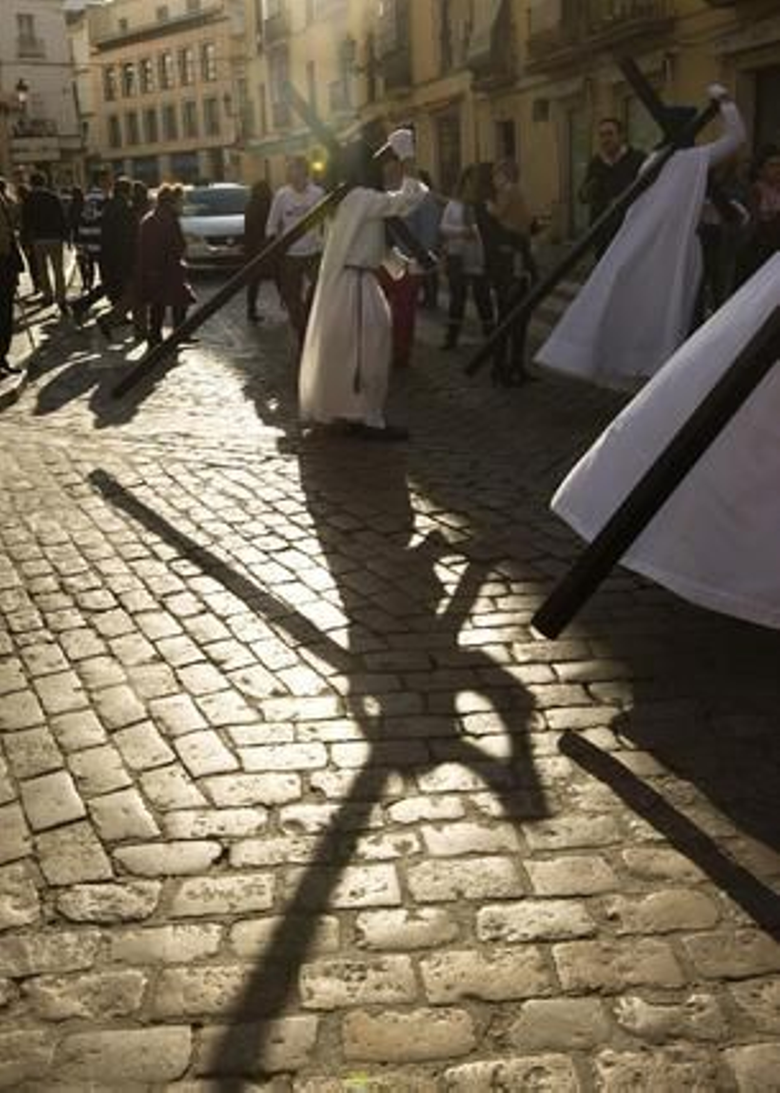 Sombra. El sol de la tarde proyecta la silueta del nazareno penitente de La Amargura cuando accede a la calle Honda.

Foto: Pascual