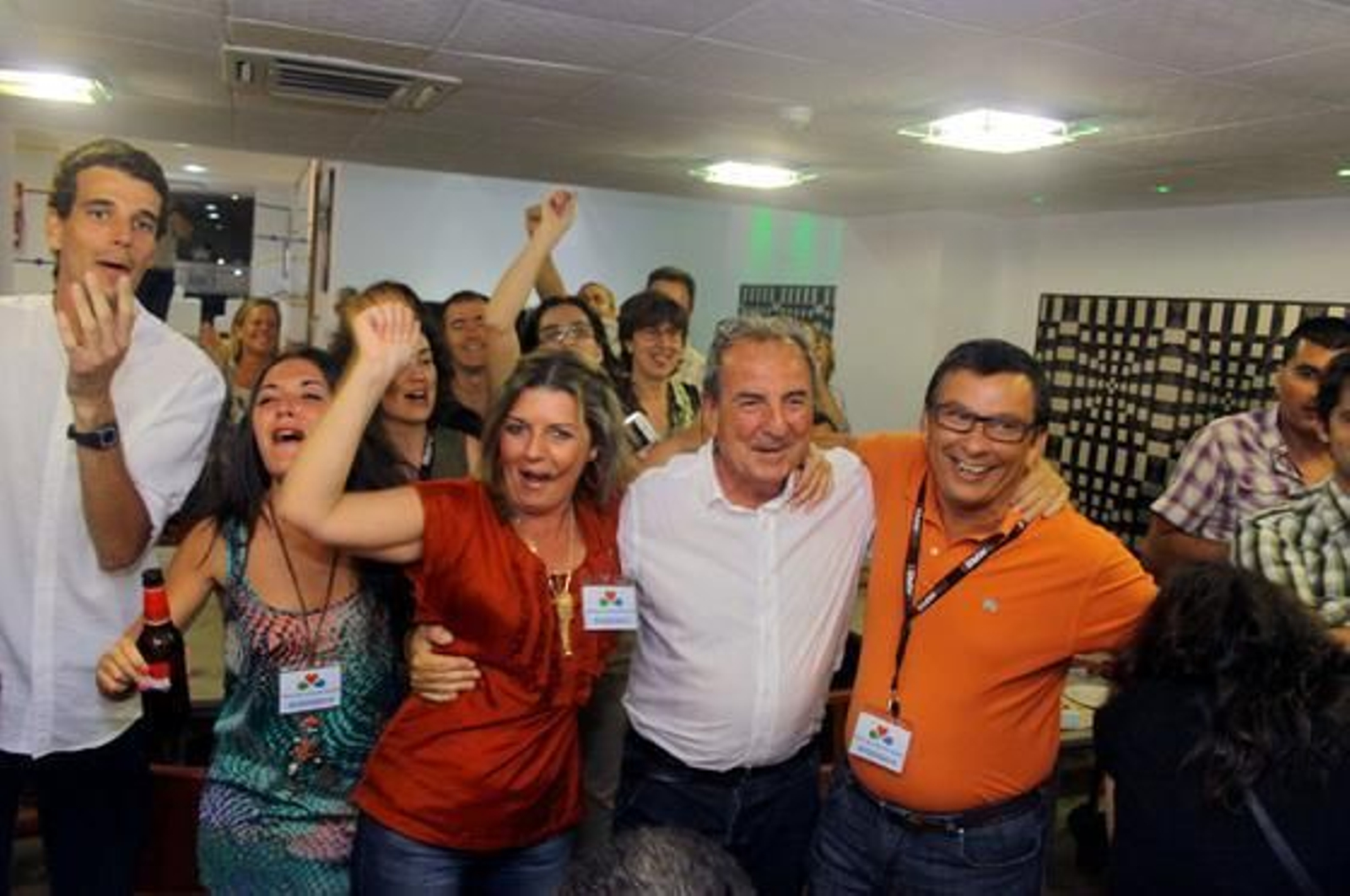 integrantes de la candidatura de la Mesa de la Ría, junto a José Pablo Vázquez, en el centro, celebran los resultados en el Hotel Los Condes./Paqui Segarra