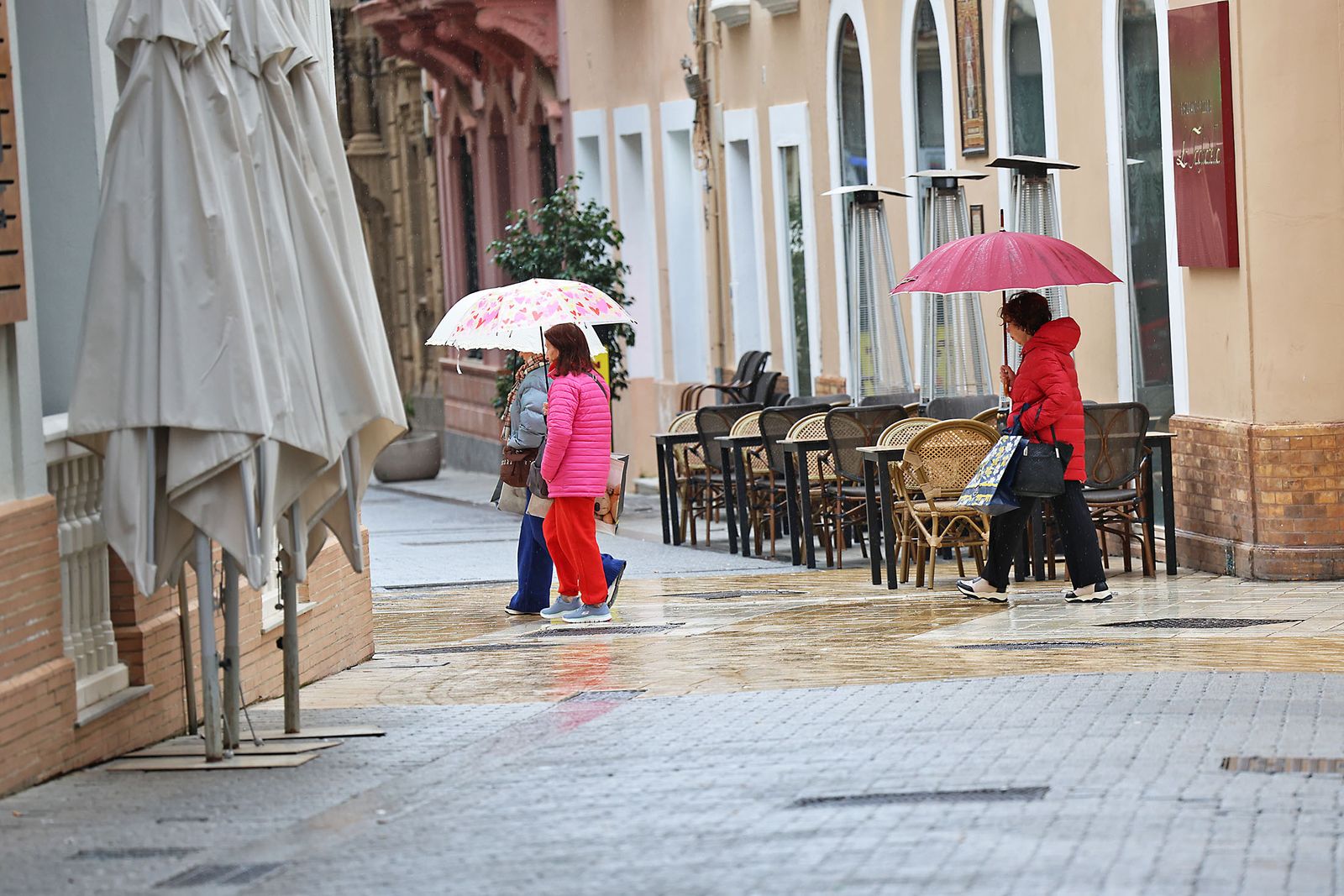 Las calles de la ciudad se inundan de paraguas en la invernal mañana de sábado