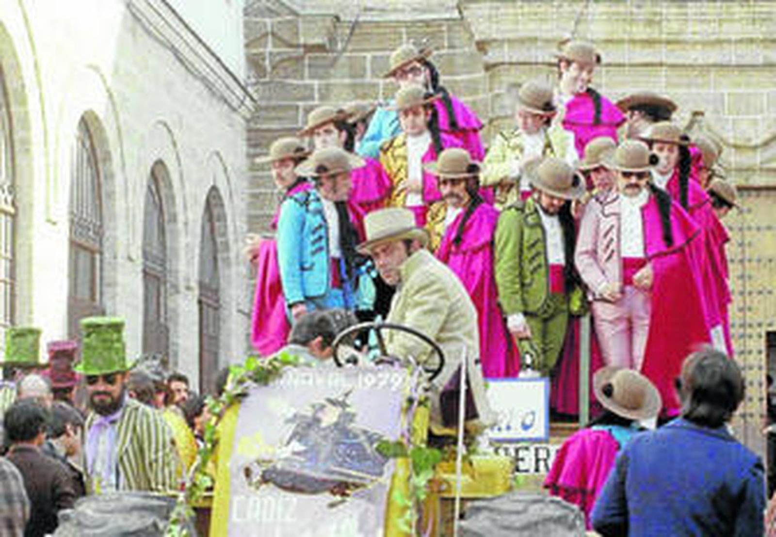 El coro de La Salle Viña 'Los piconeros de Cádiz' en su batea ante la iglesia de La Palma.