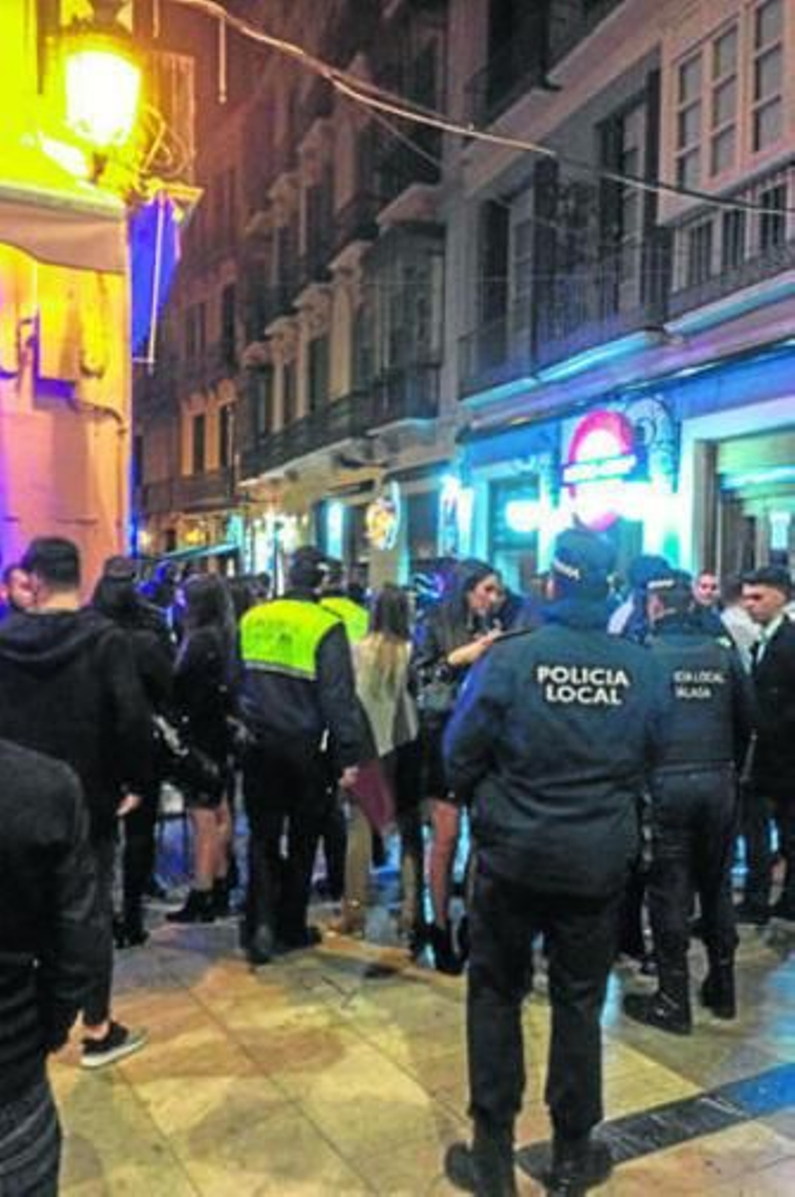 Aglomeración de clientes el pasado fin de semana en una calle que desemboca en la plaza Mitjana.