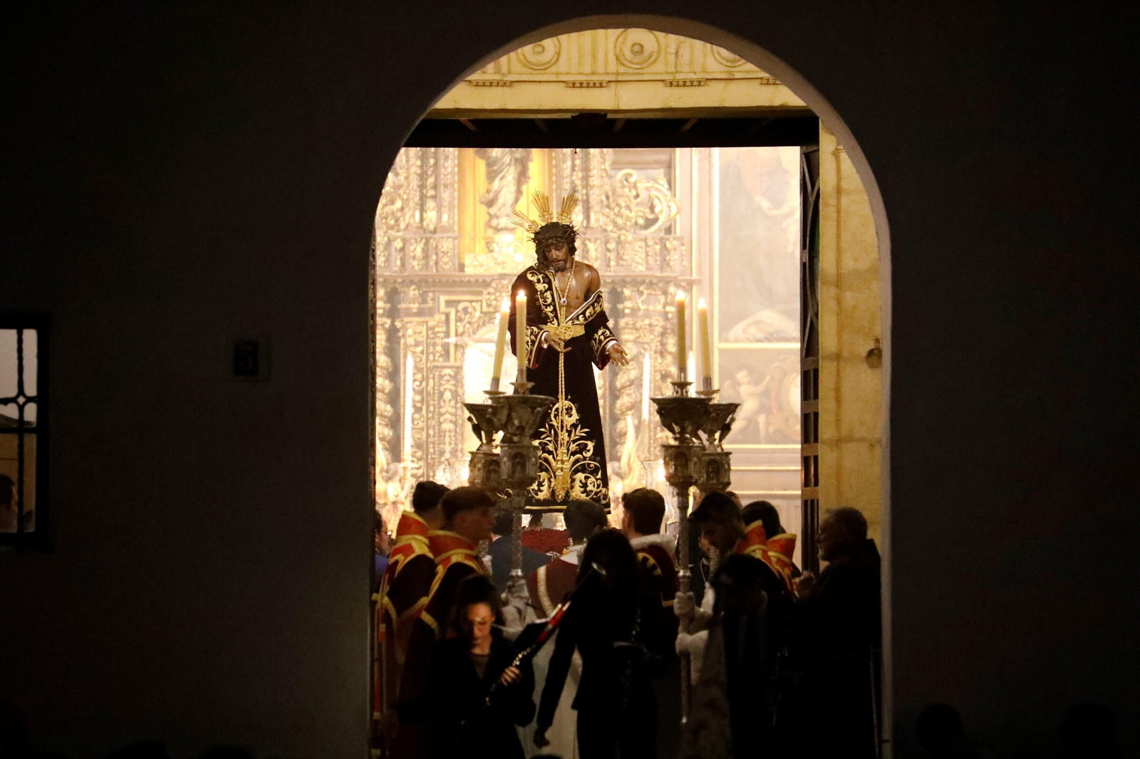 El vía crucis del Señor de la Humildad y Paciencia de Córdoba, en imágenes