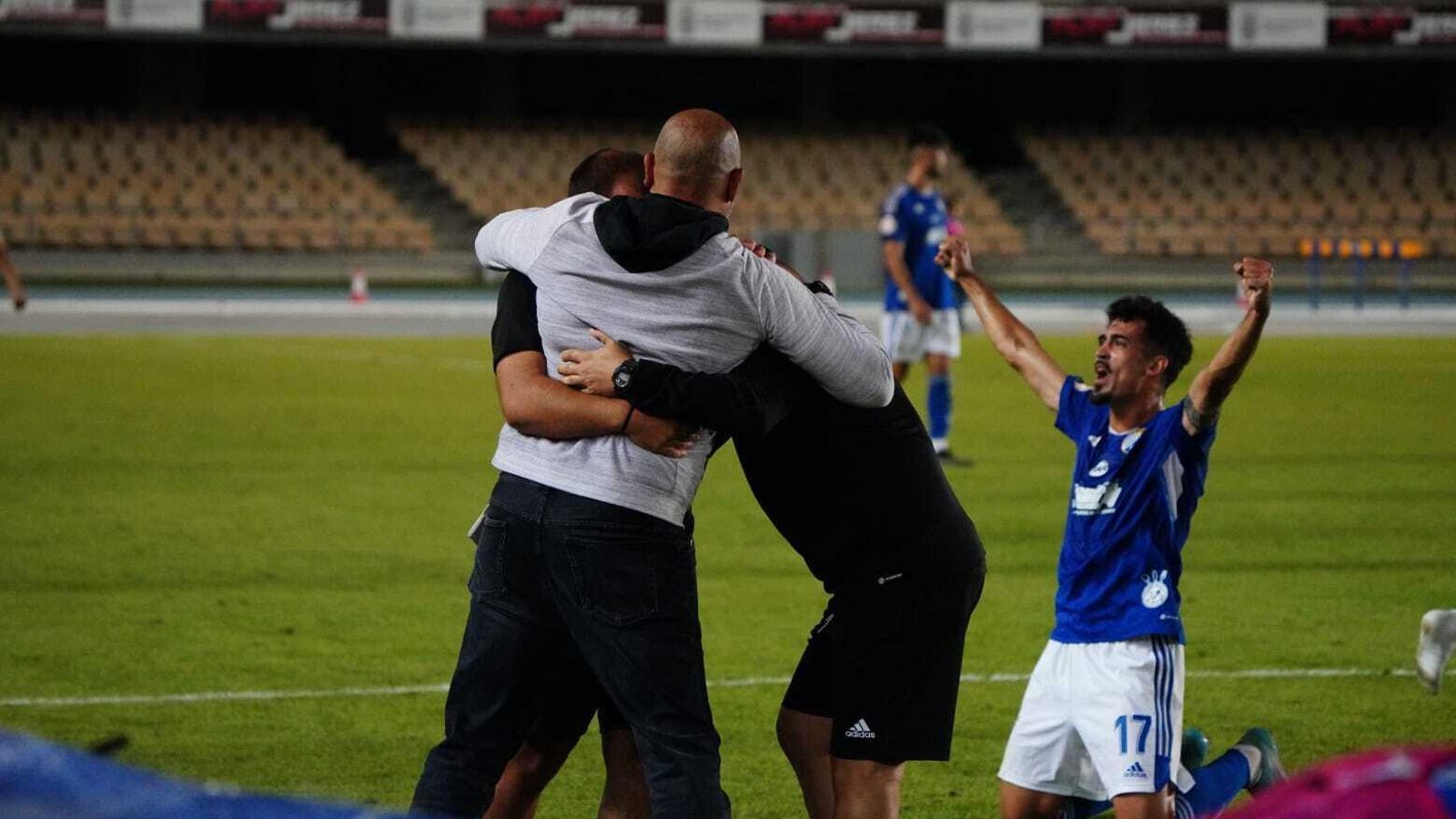 Paco festeja la victoria al igual que Iván Navarro.