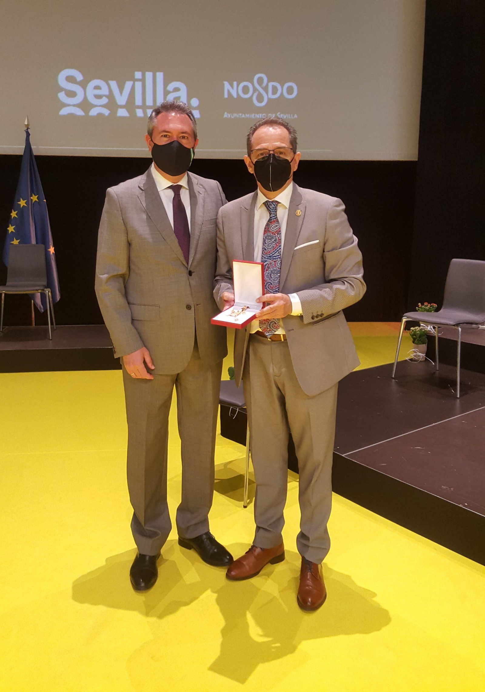 D. Miguel Arrebola, Presidente del Colegio, recibe de manos de D. Juan Espadas,  Alcalde de Sevilla, la medalla de la provincia