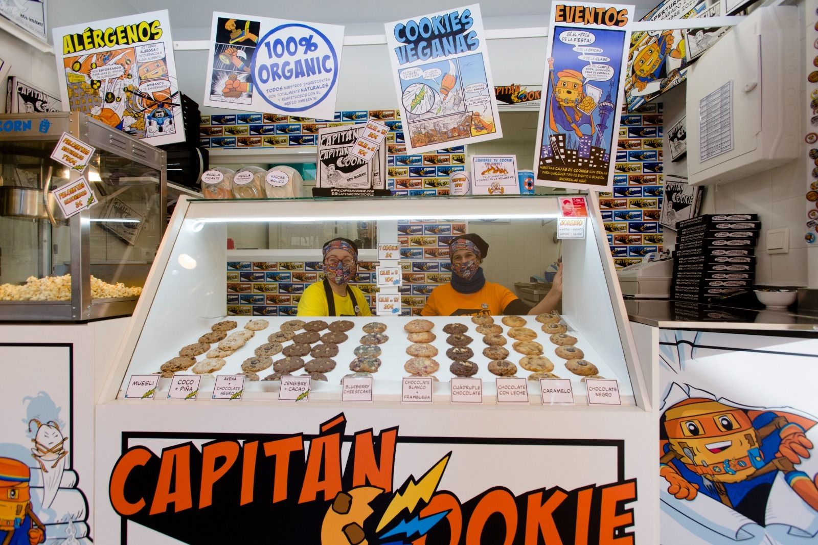 Las dos emprendedoras en su nuevo puesto del Mercado de Abastos de Cádiz.