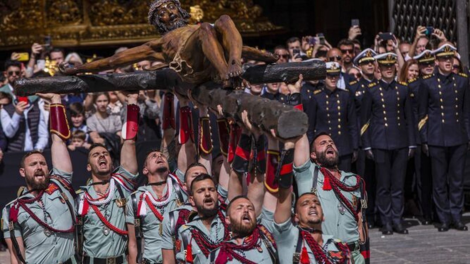 El Cristo de la Buena Muerte en su traslado del Jueves Santo.