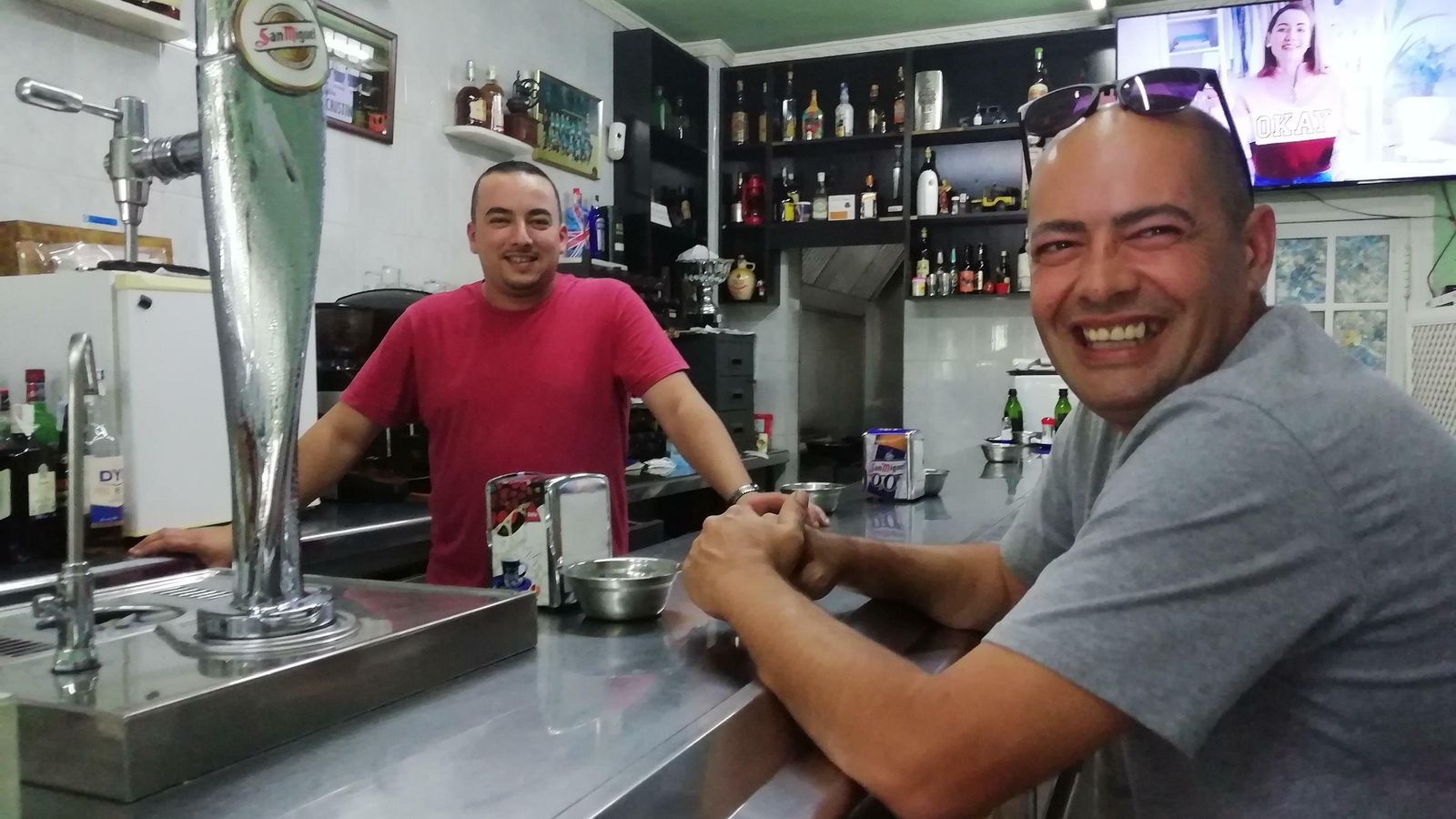 Ahmed Mohamadi, socio de la Cafetería Socaras, detrás la barra.