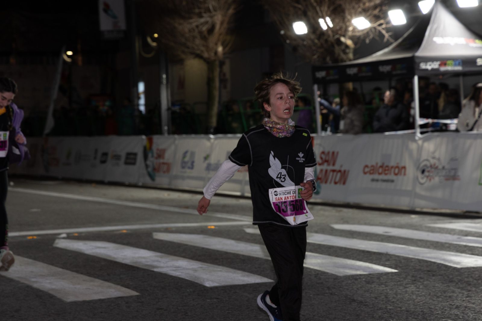 En imágenes: 2.000 atletas brillan con luz propia en la infantil de la Carrera de San Antón 2026